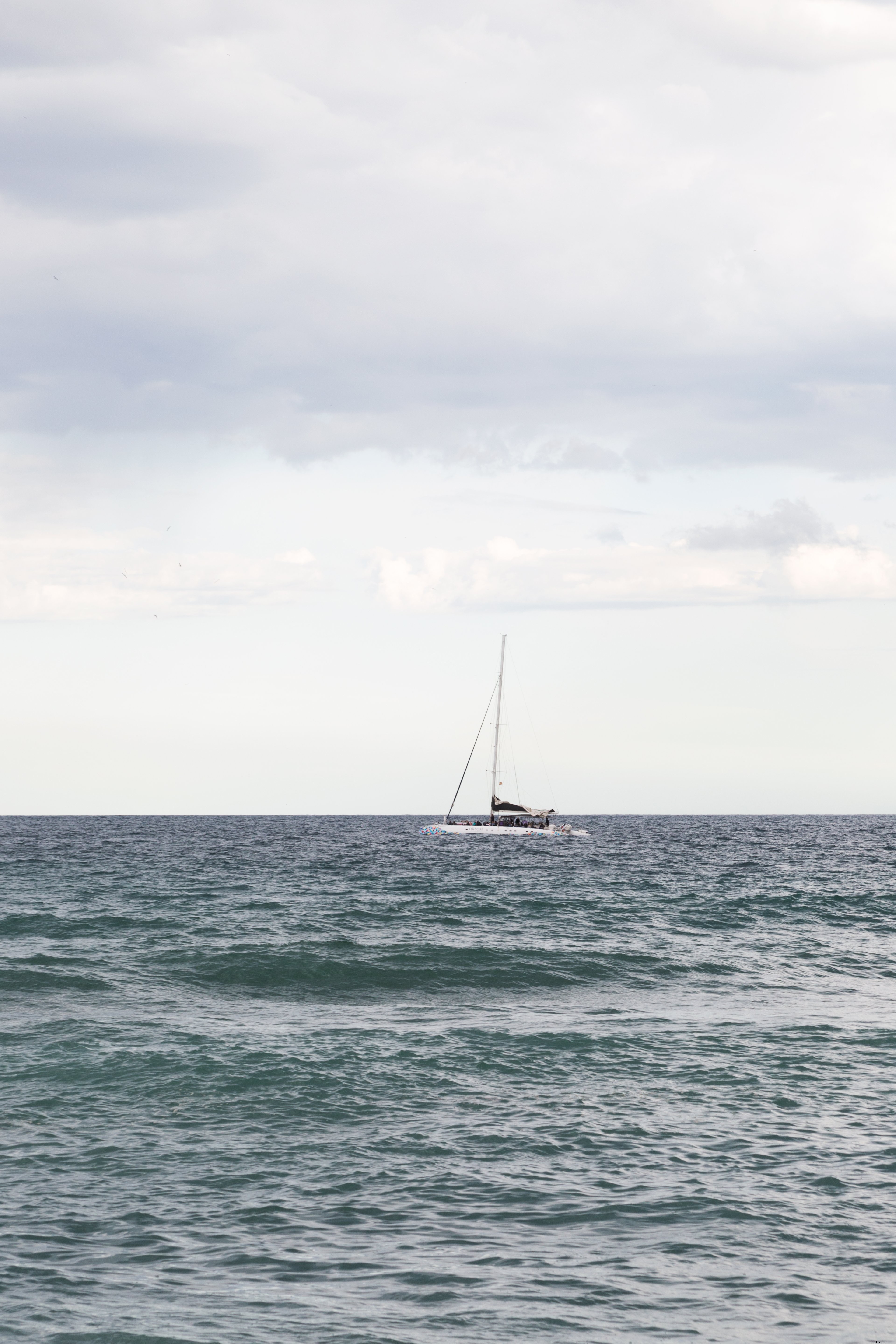 Un petit bateau sur la surface de l eau
