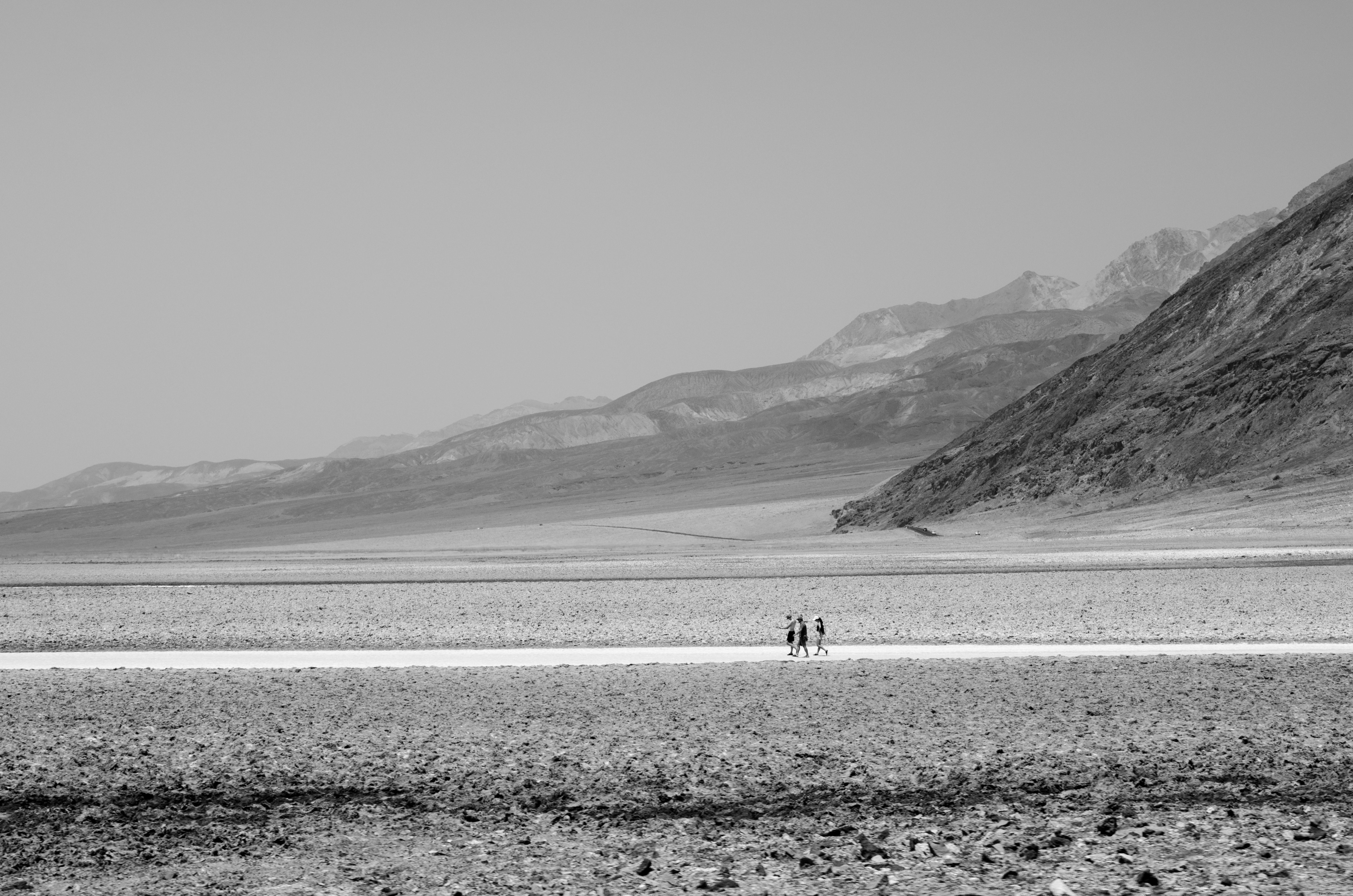 Photo en noir et blanc d’une scène désertique
