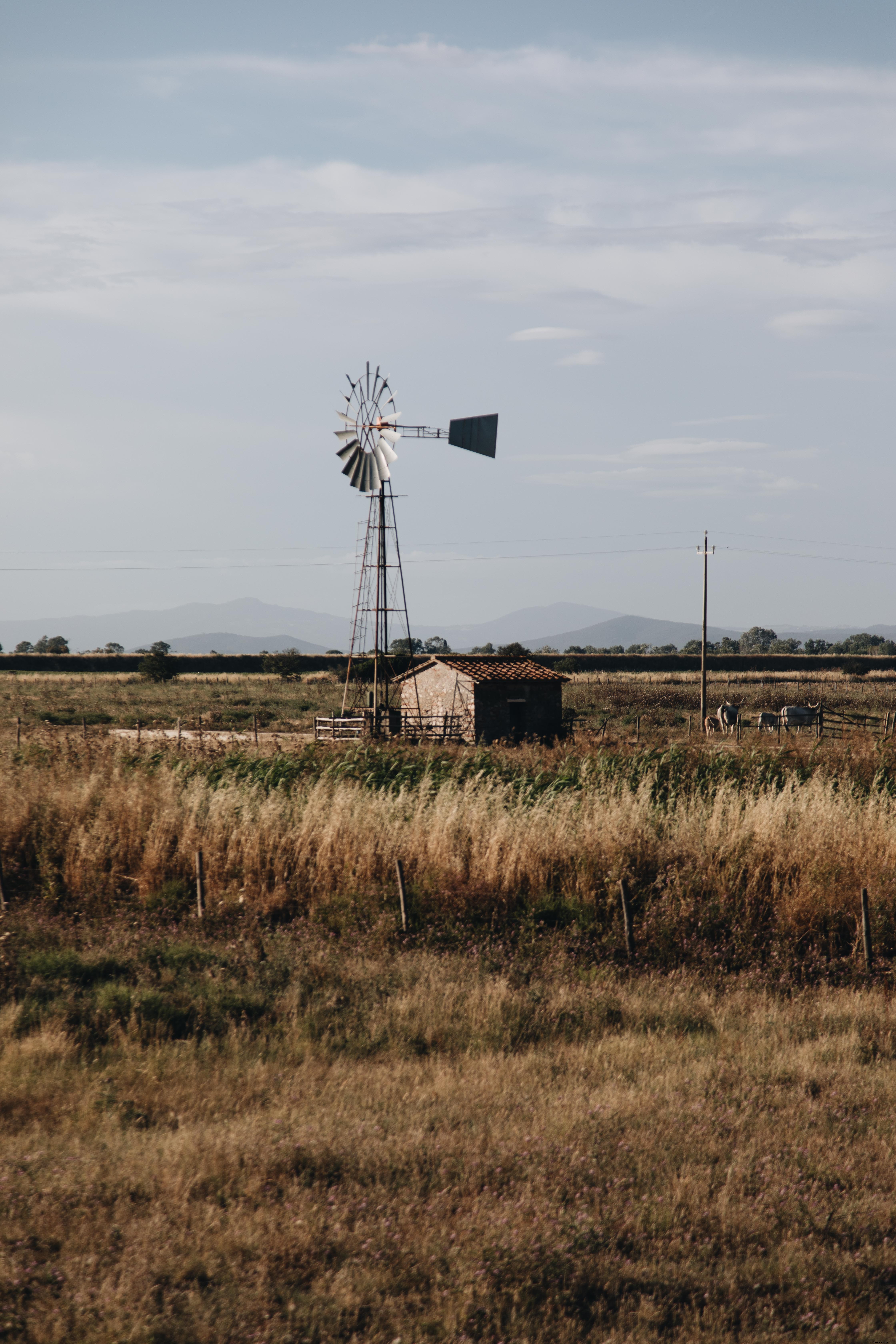 Petit bâtiment rural avec une photo de moulin à vent