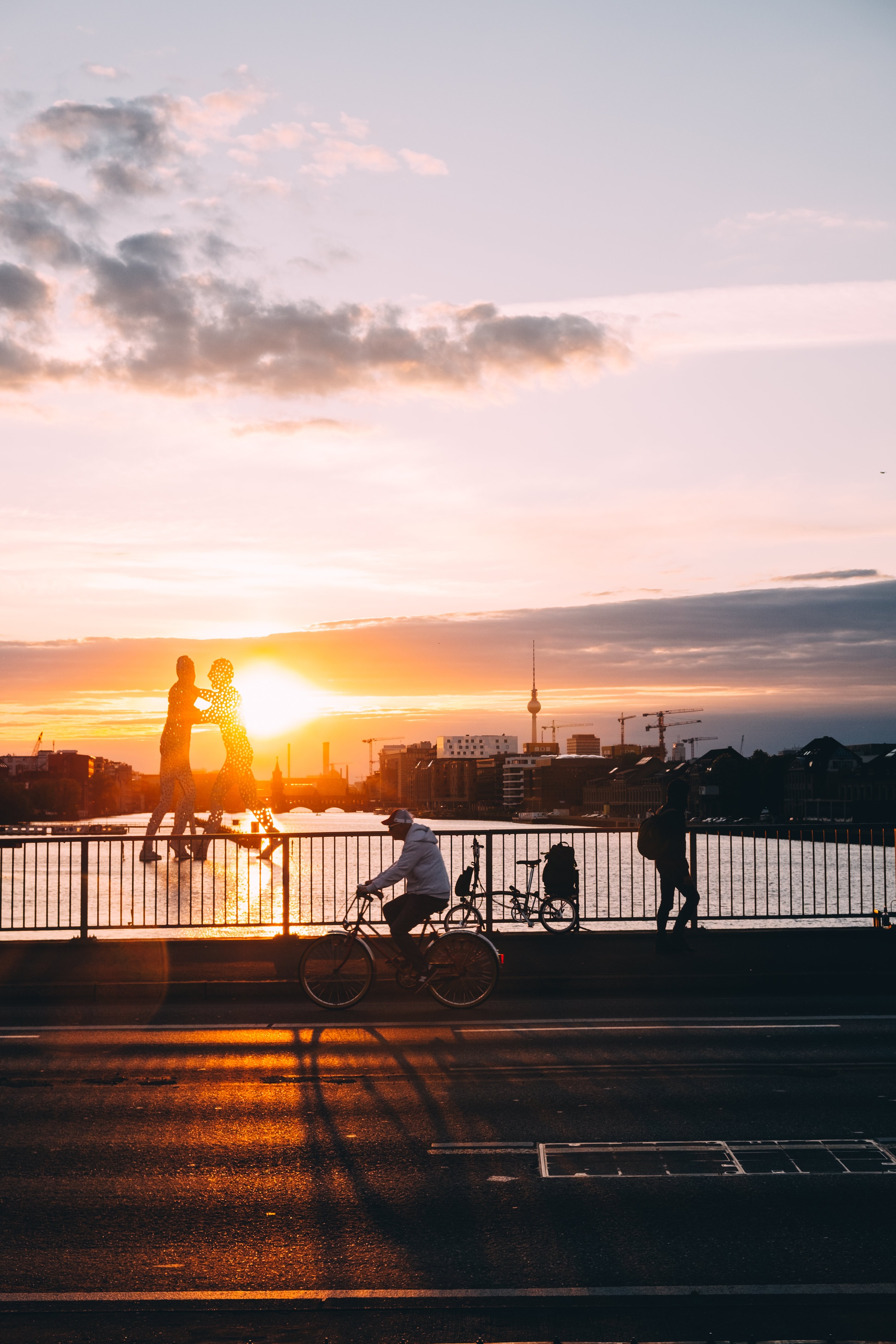 Éblouissant coucher de soleil sur l eau, vu depuis un pont