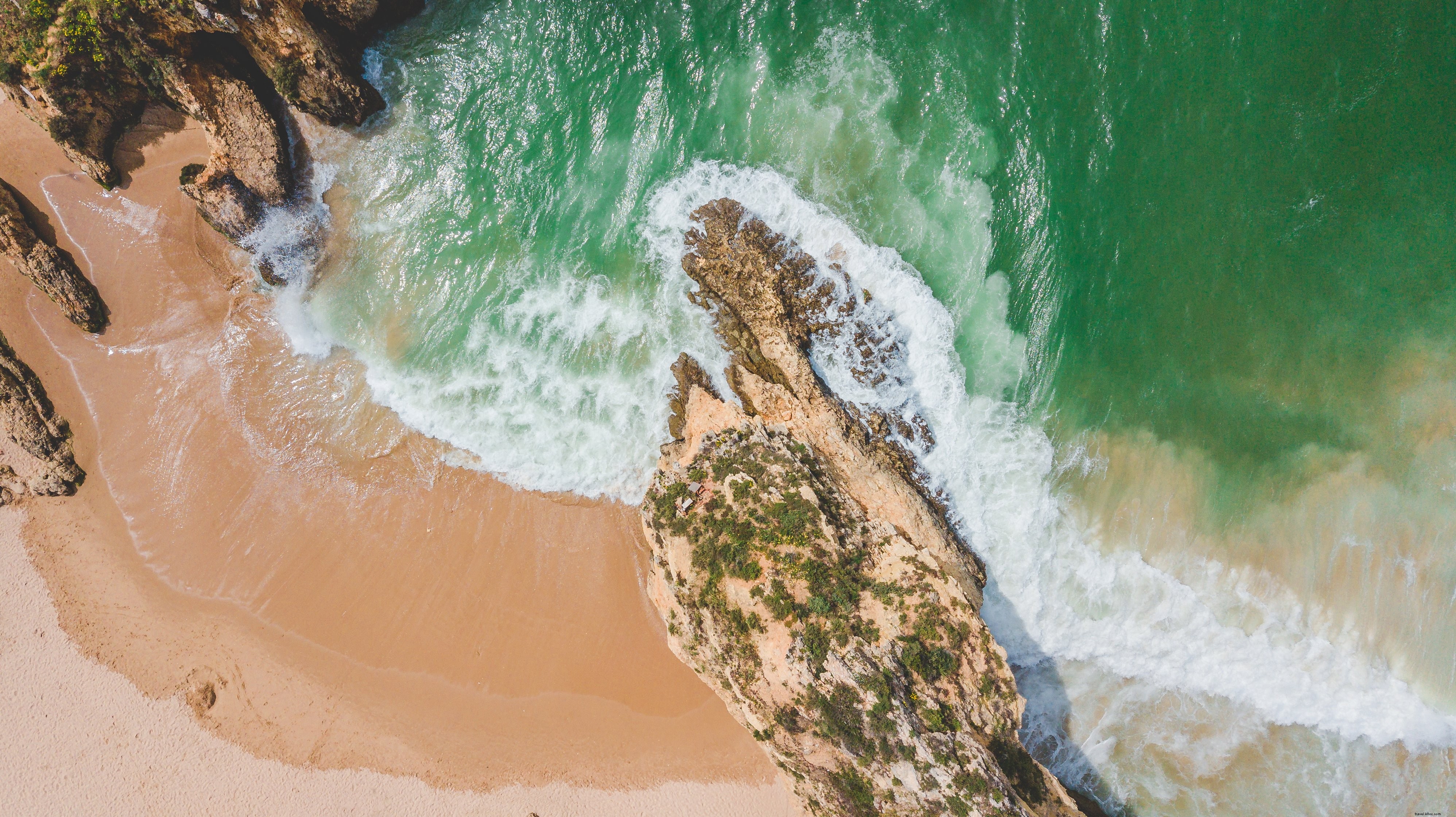 Le sable de plage parfait et une photo de la côte rocheuse