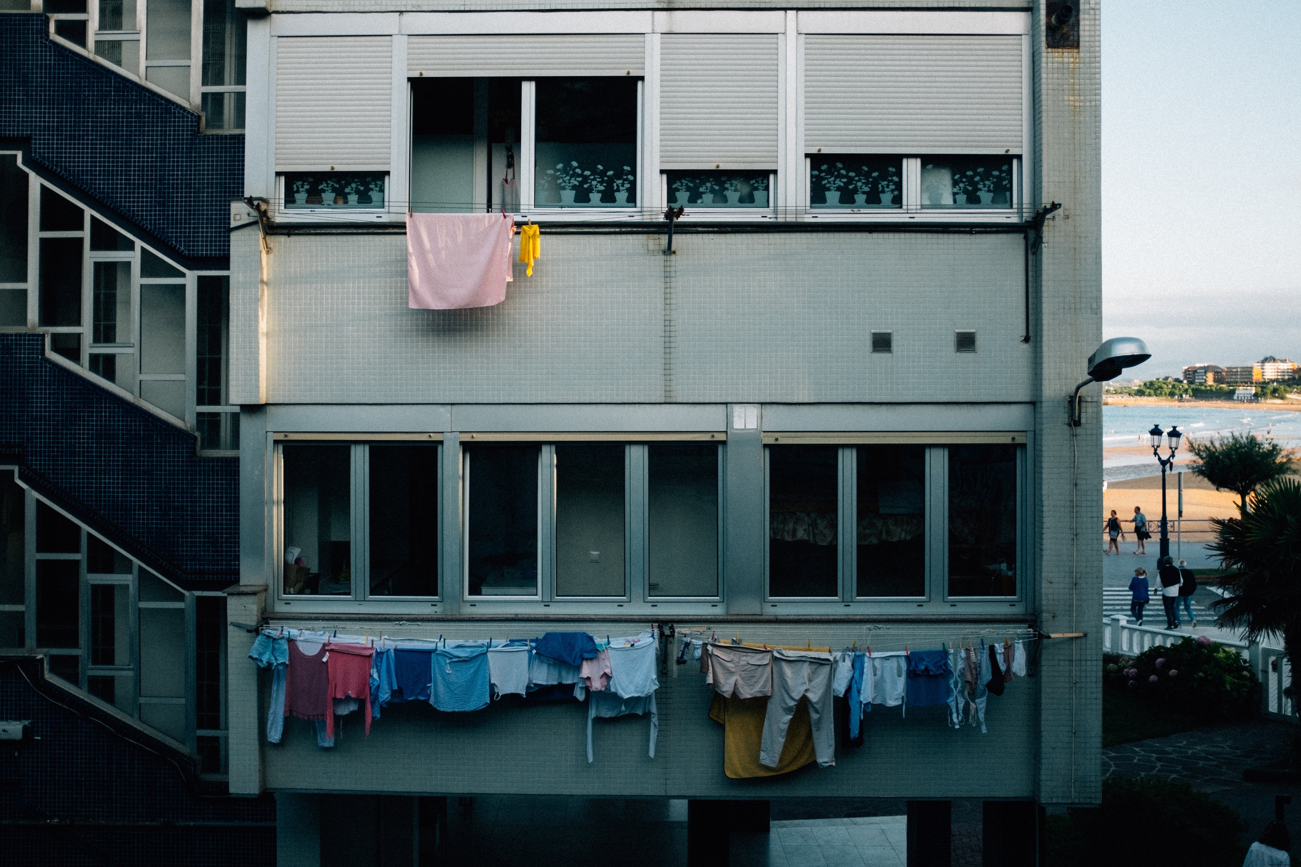 Photo du visage gris d un immeuble recouvert de cordes à linge