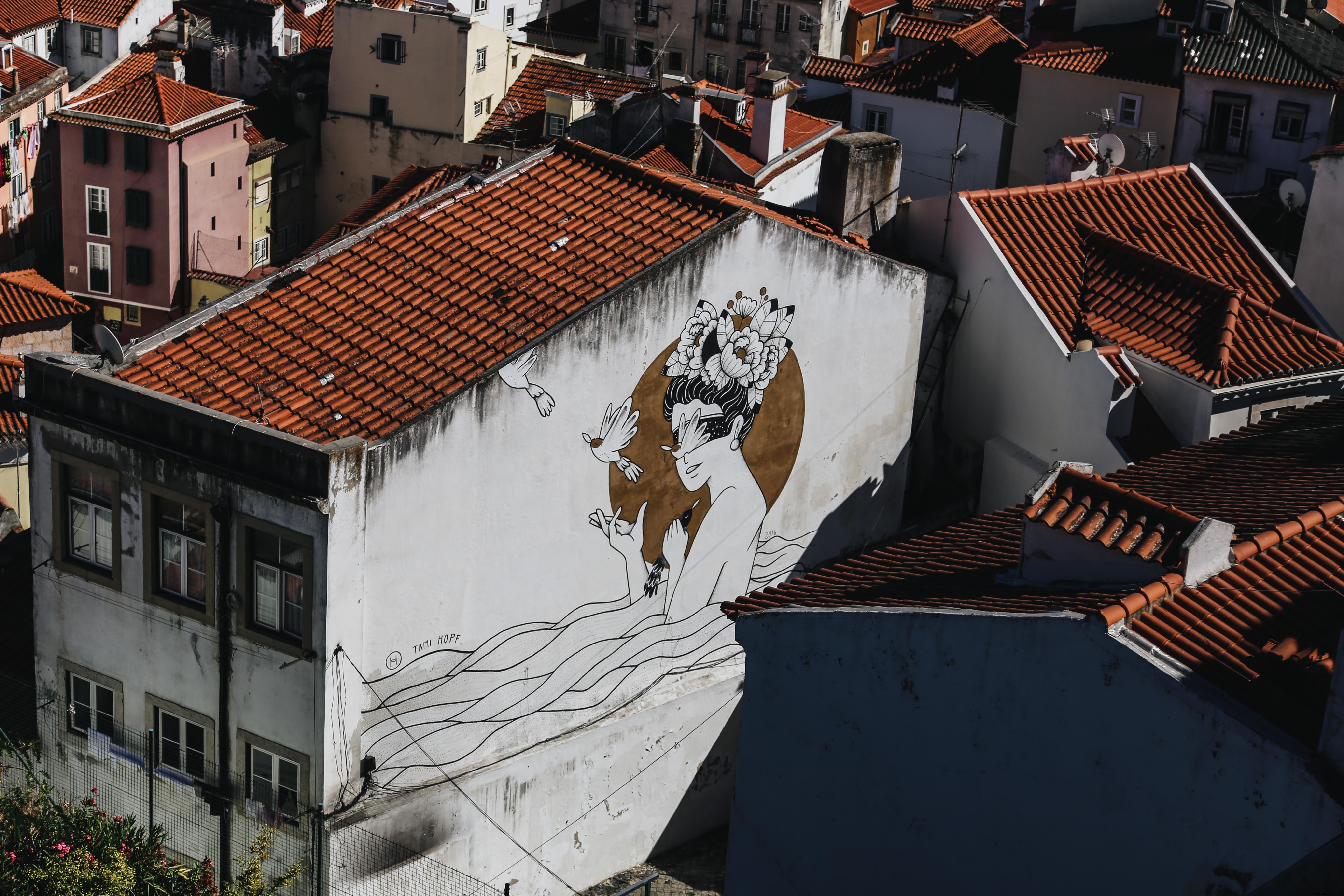 Photo d’art urbain sur un bâtiment à Lisbonne