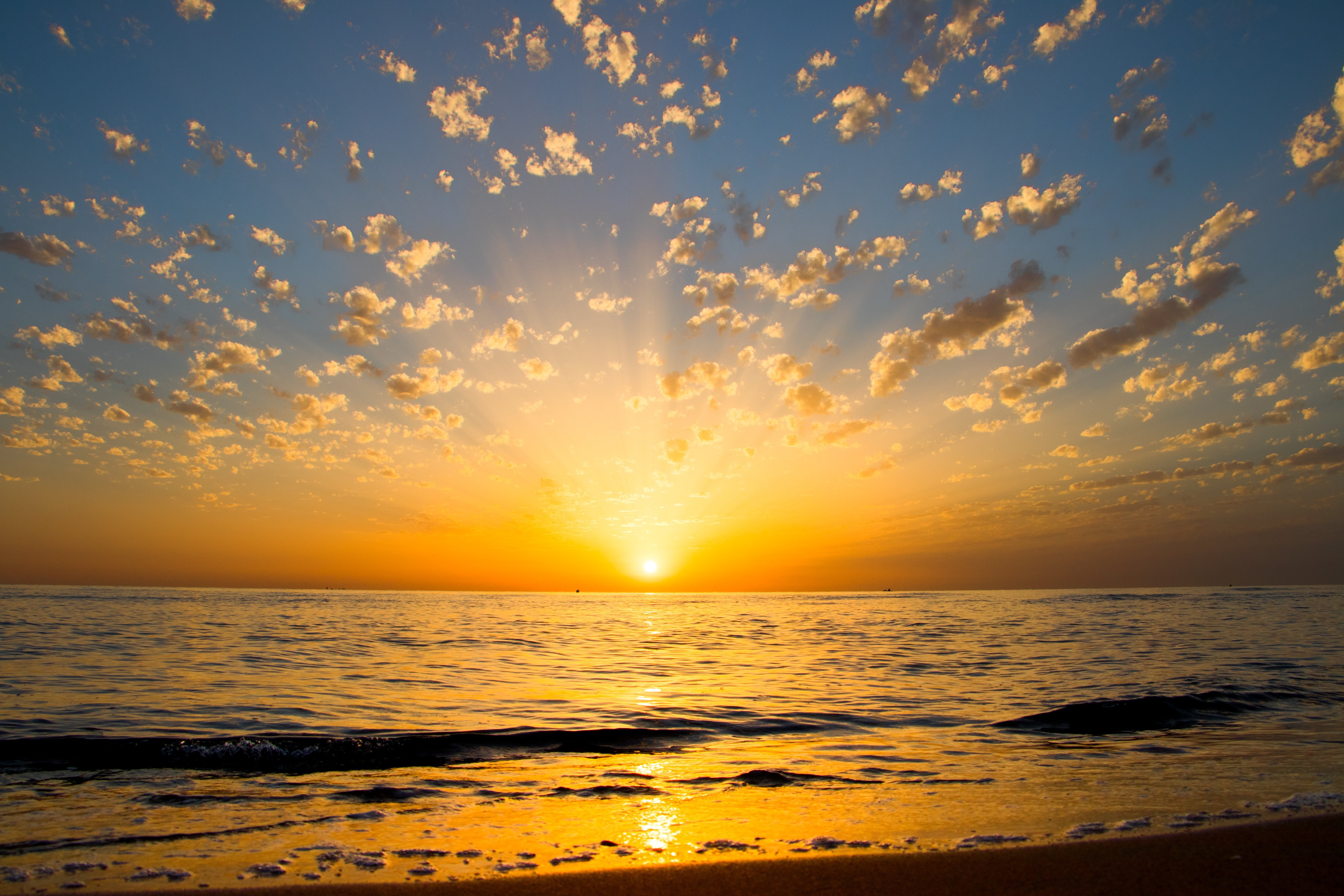 Lever de soleil jaune et ses reflets sur l eau
