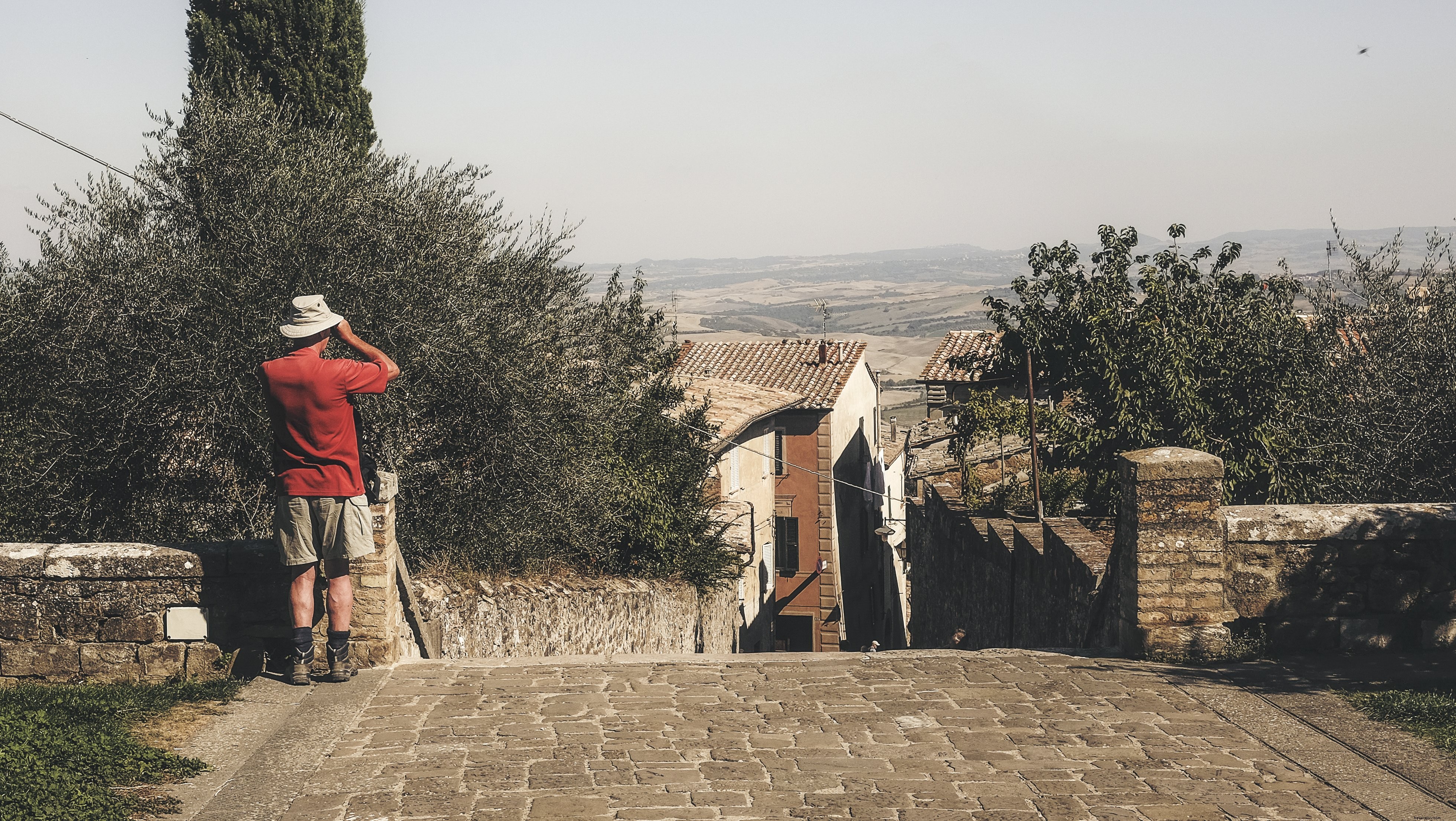 Photo d un homme au sommet d une colline