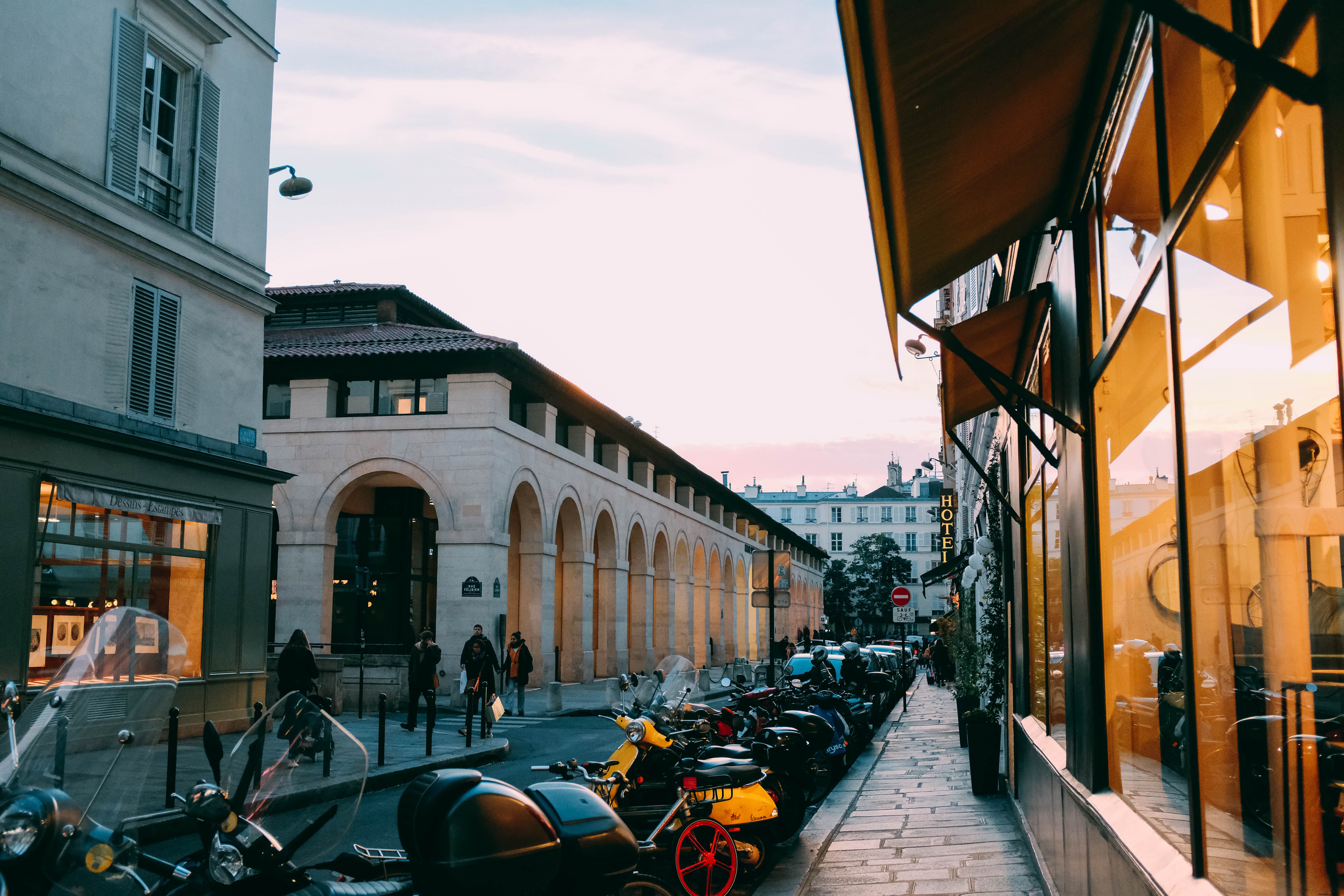Cyclomoteurs stationnés dans une rue parisienne