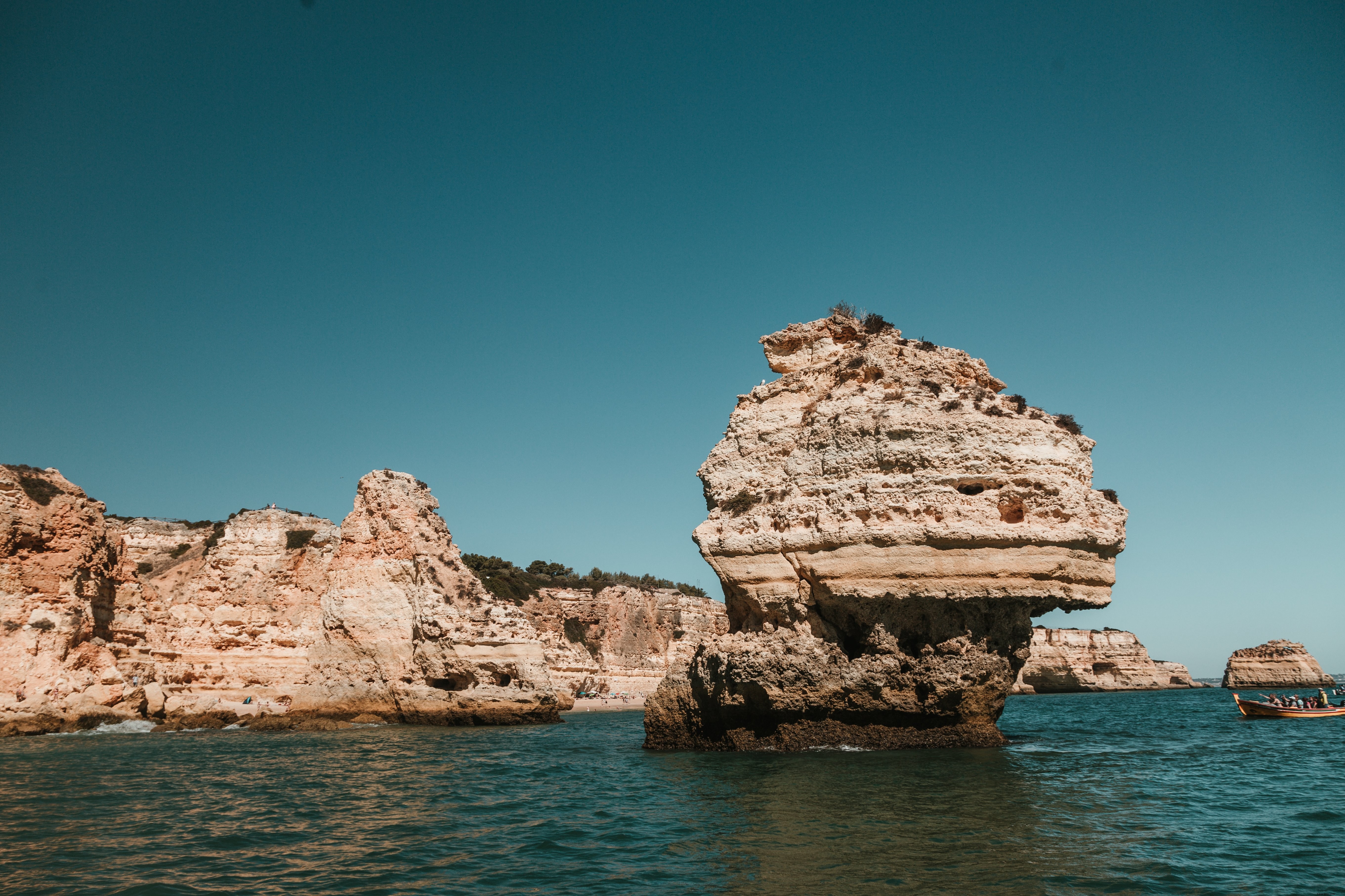Une seule pile rocheuse apparaît sur la photo de Blue Waters
