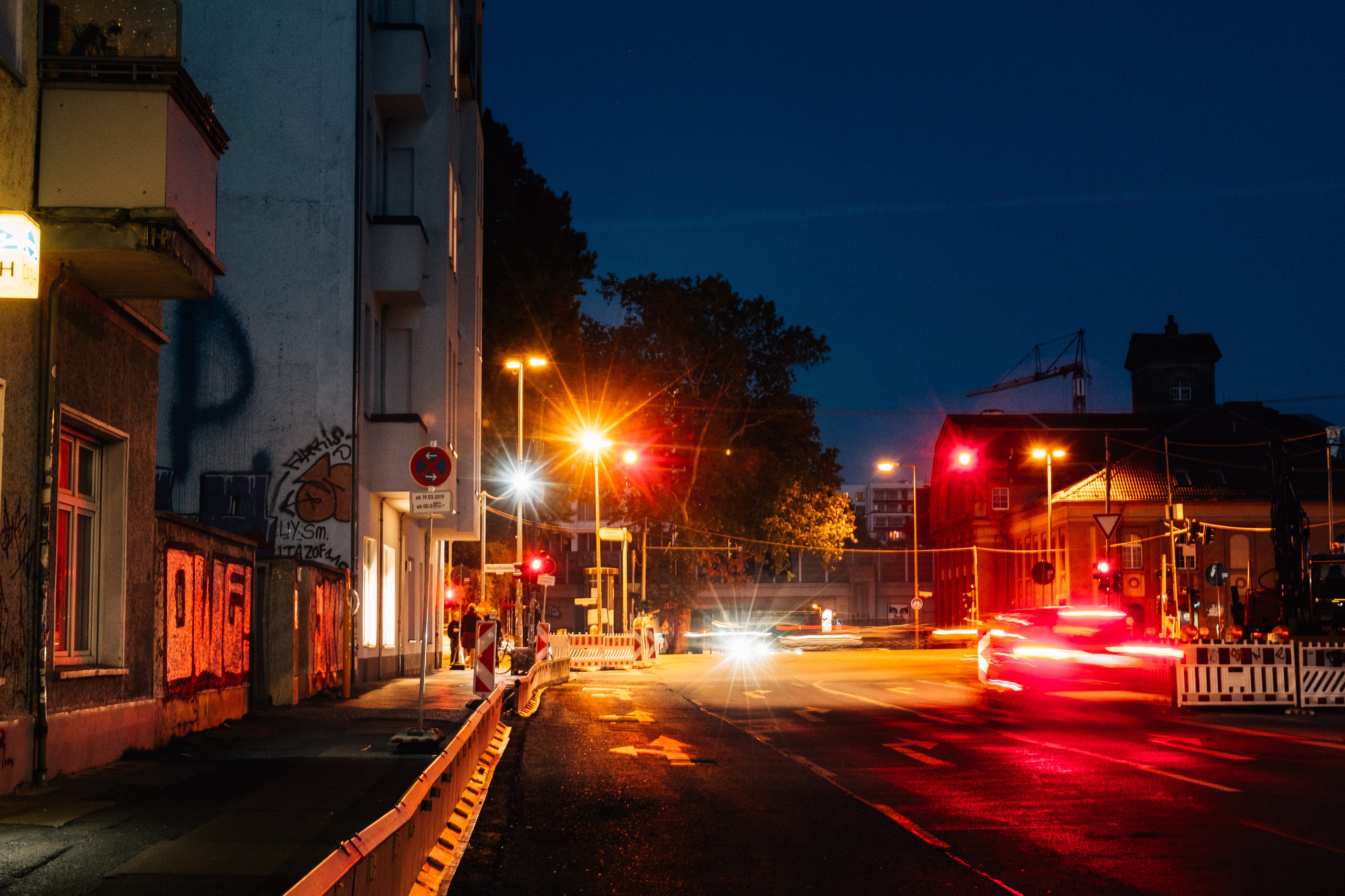 Photo d une rue de la ville illuminée la nuit