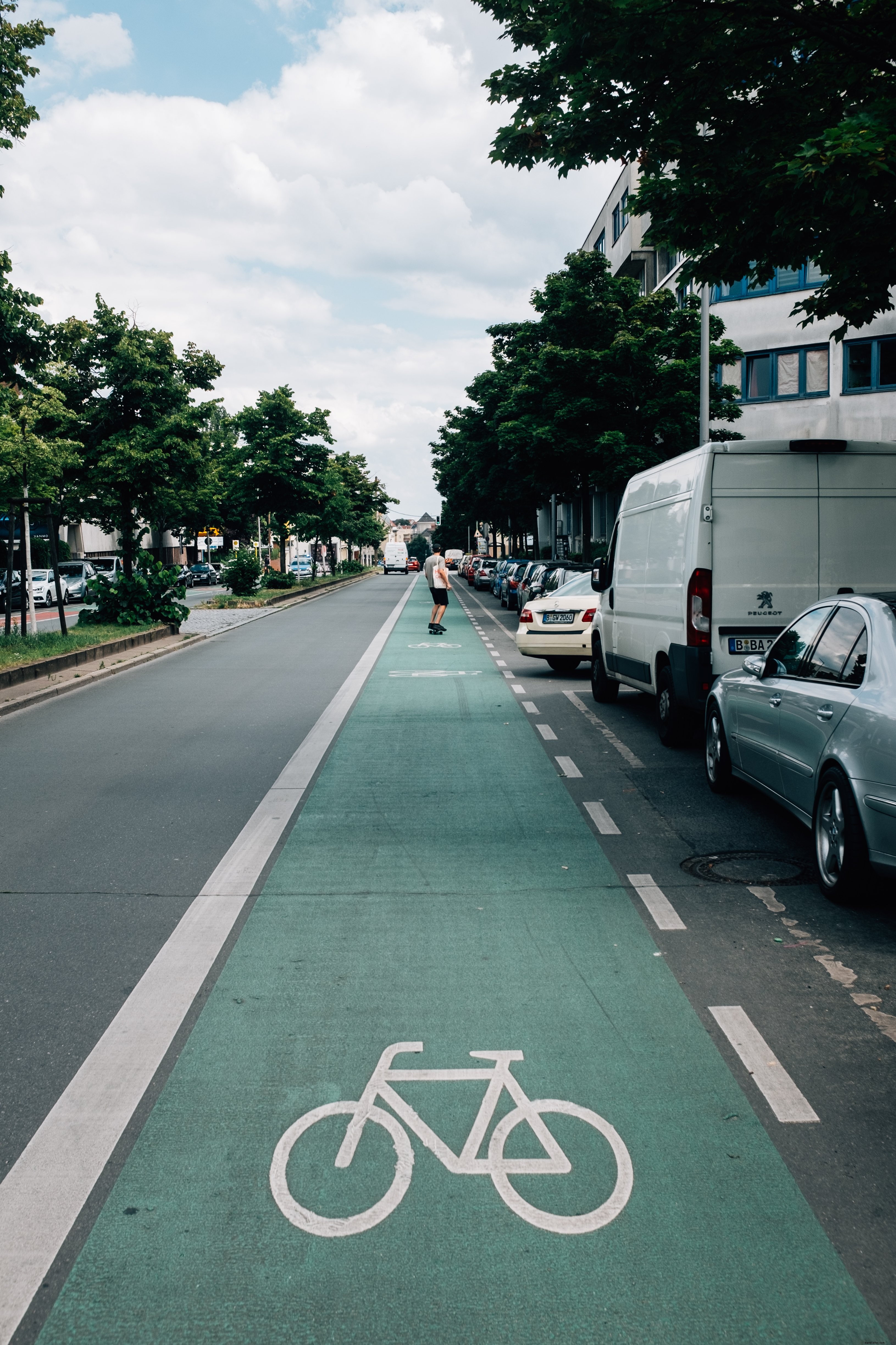 Skateur profitant de la piste cyclable lors d’une journée ensoleillée