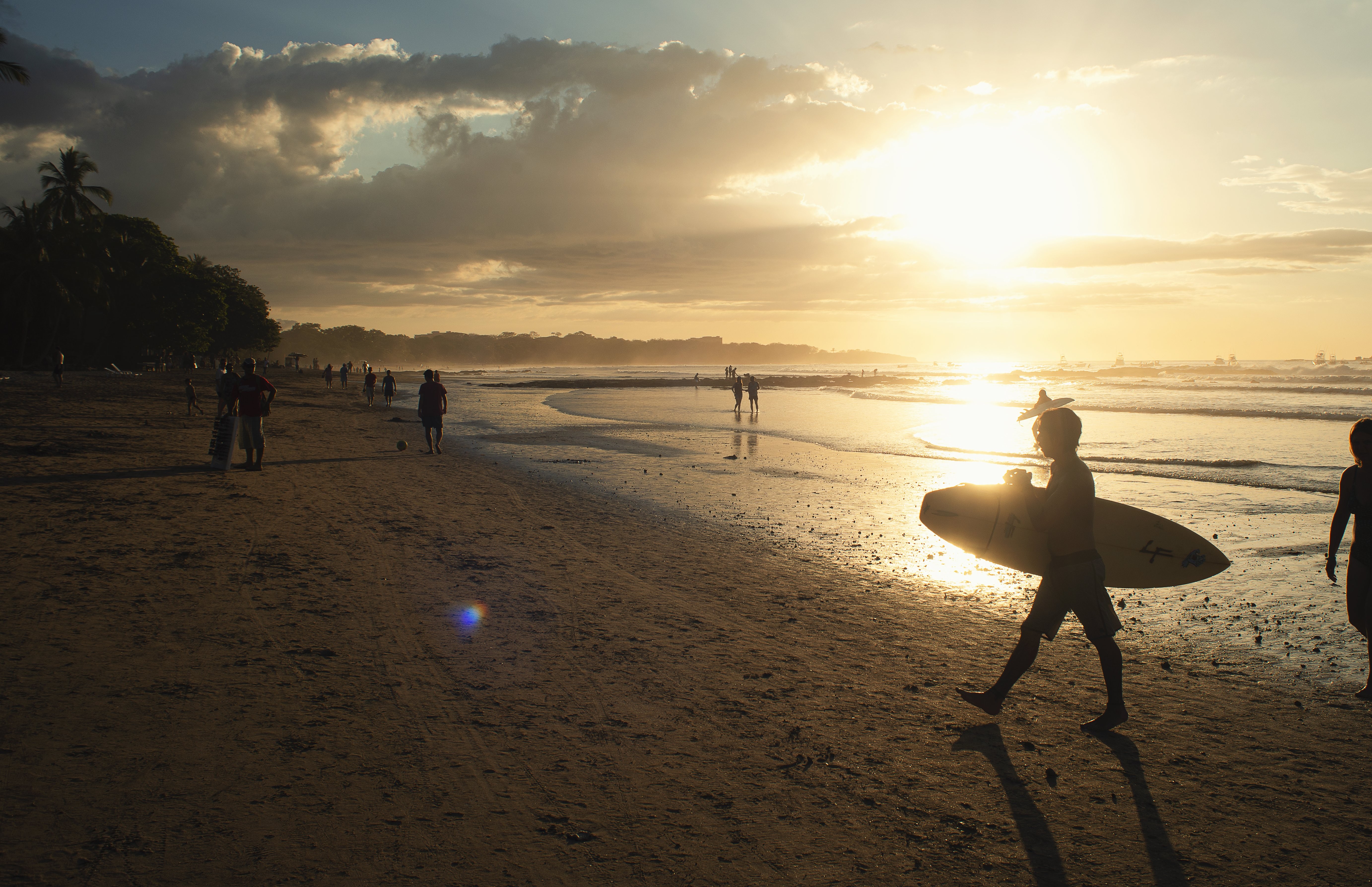Les gens cessent de prendre des photos à la plage