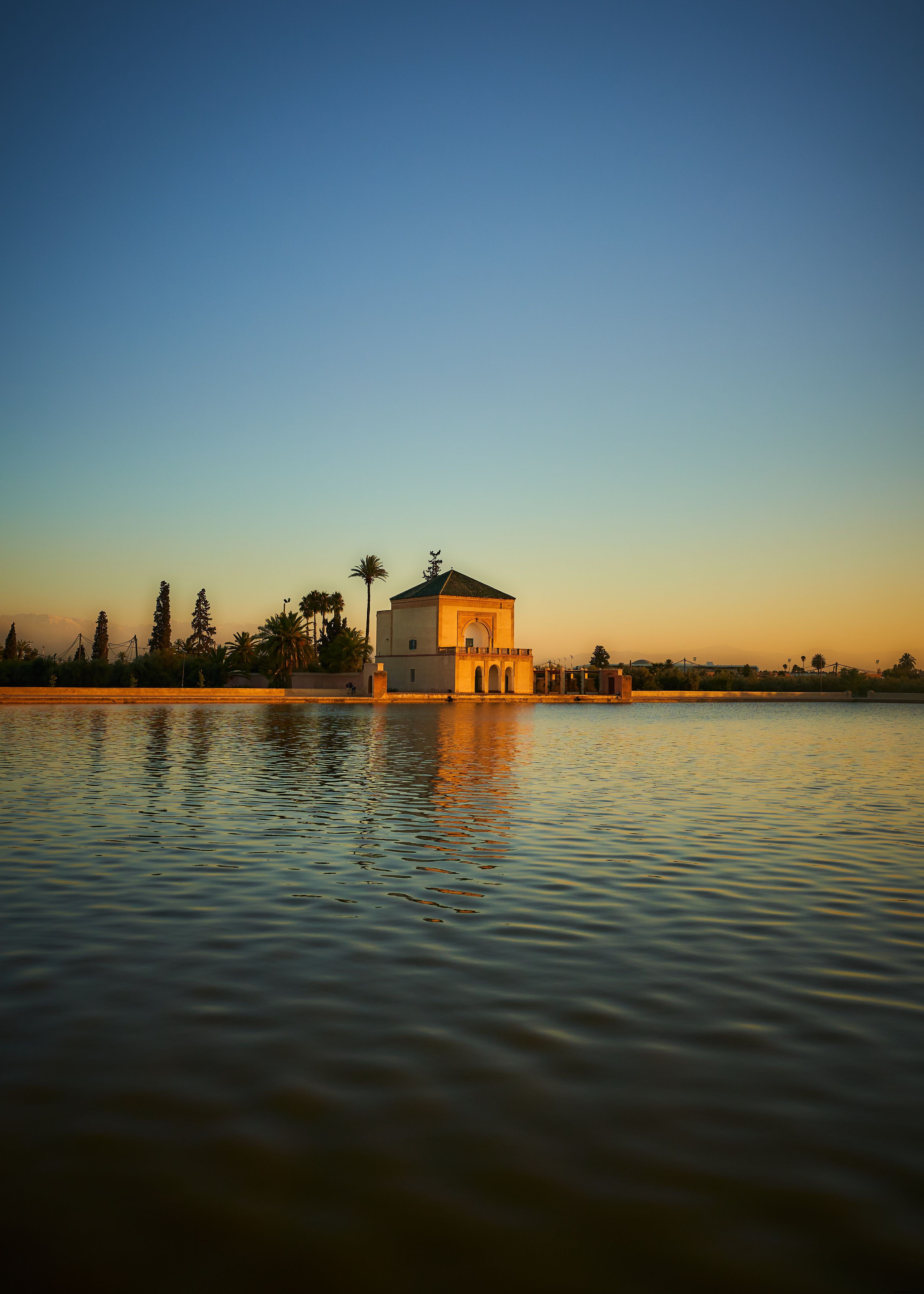 Photo : vue panoramique d un bâtiment sur l eau