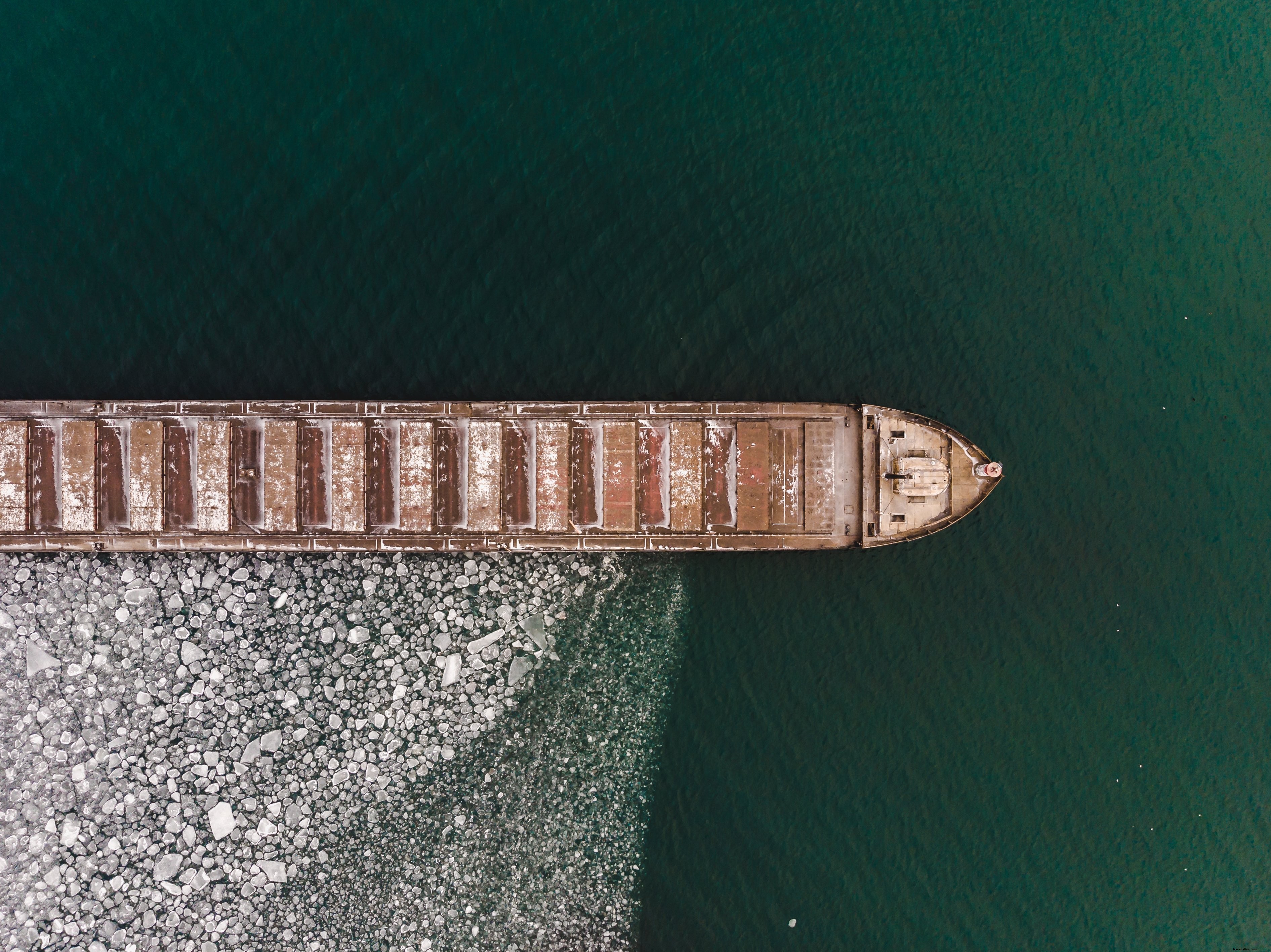 Vue aérienne d’un bateau pris dans la glace – Photo