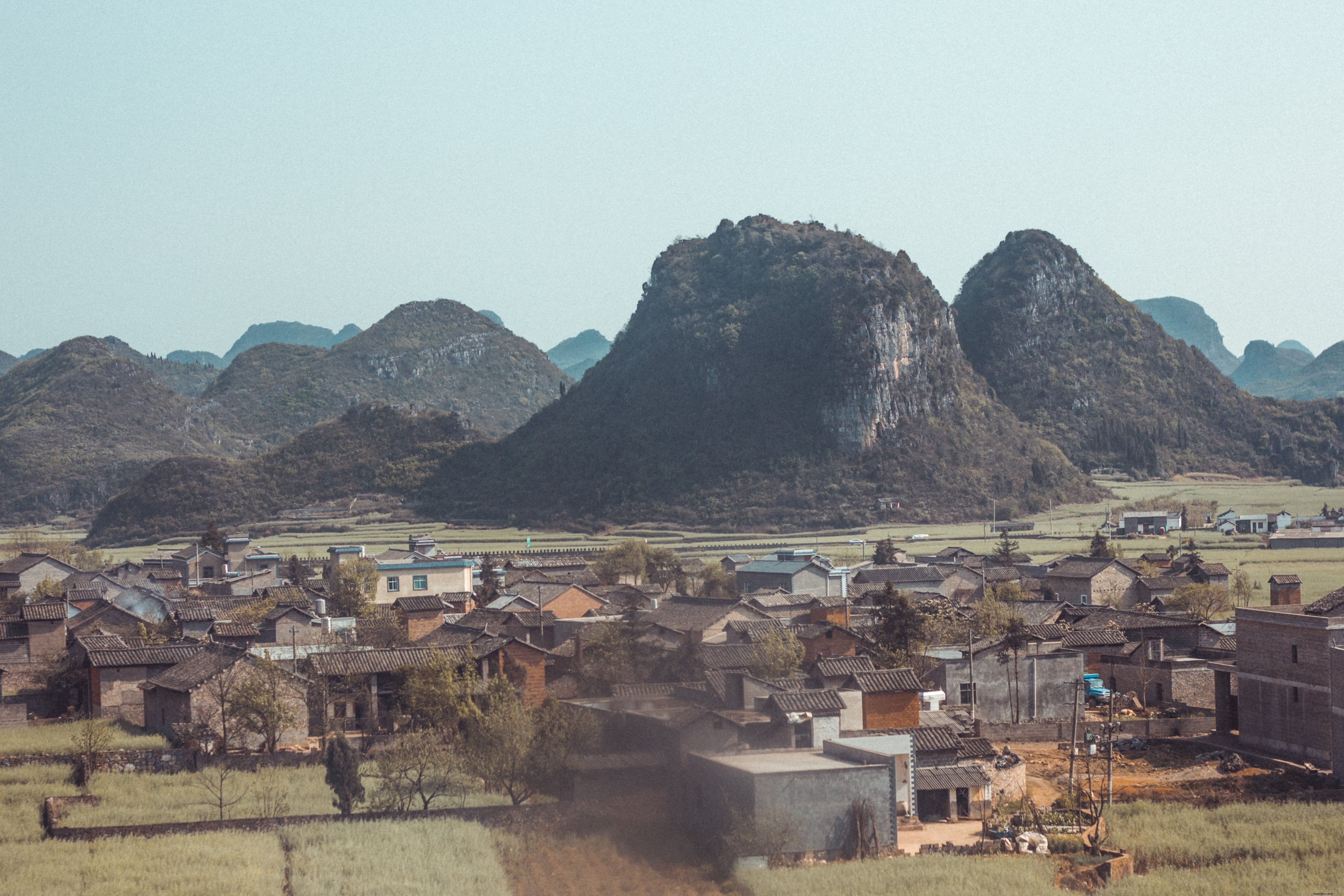 Vue du village sous les montagnes – Photo