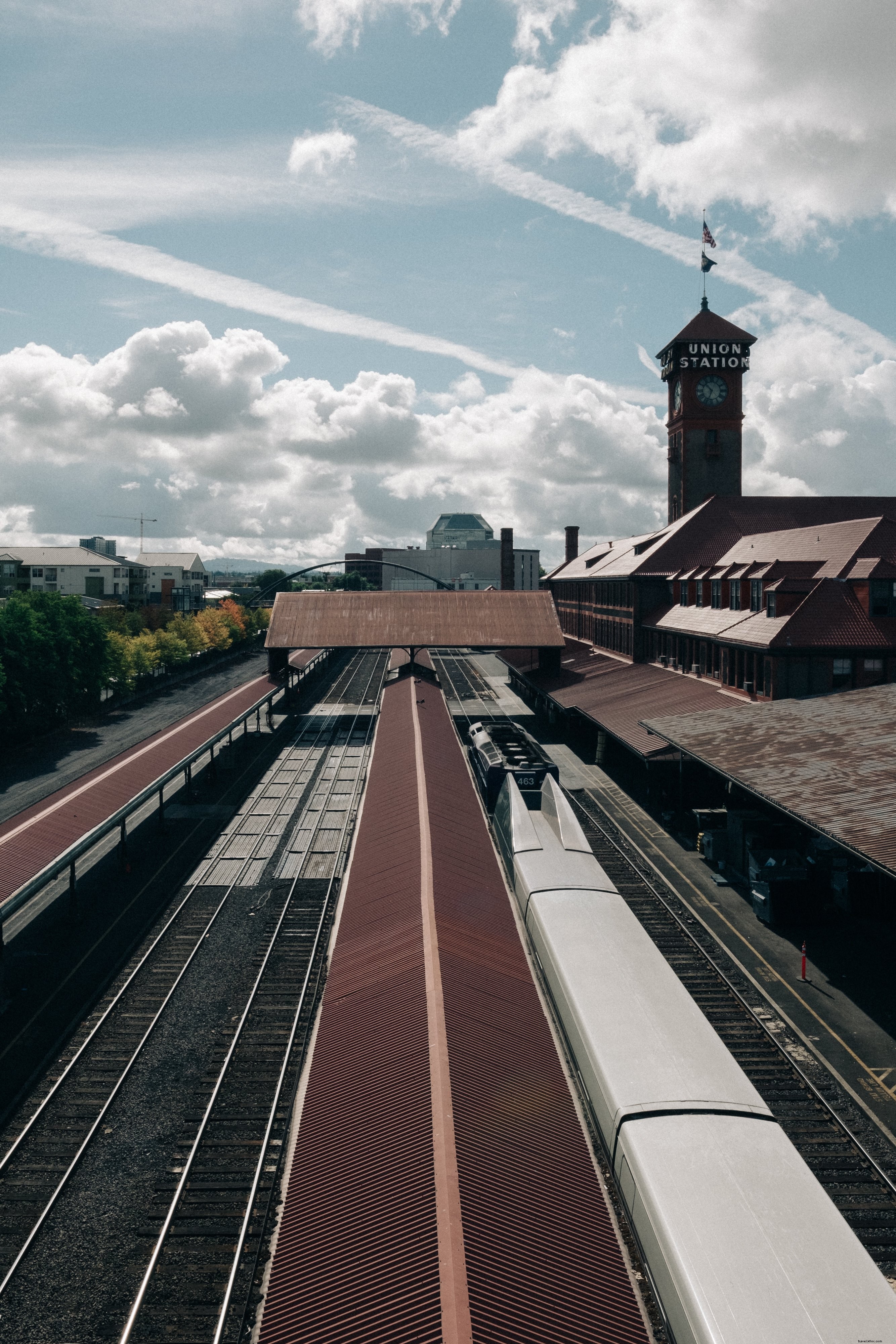 Vue photographique des voies et des quais de la gare