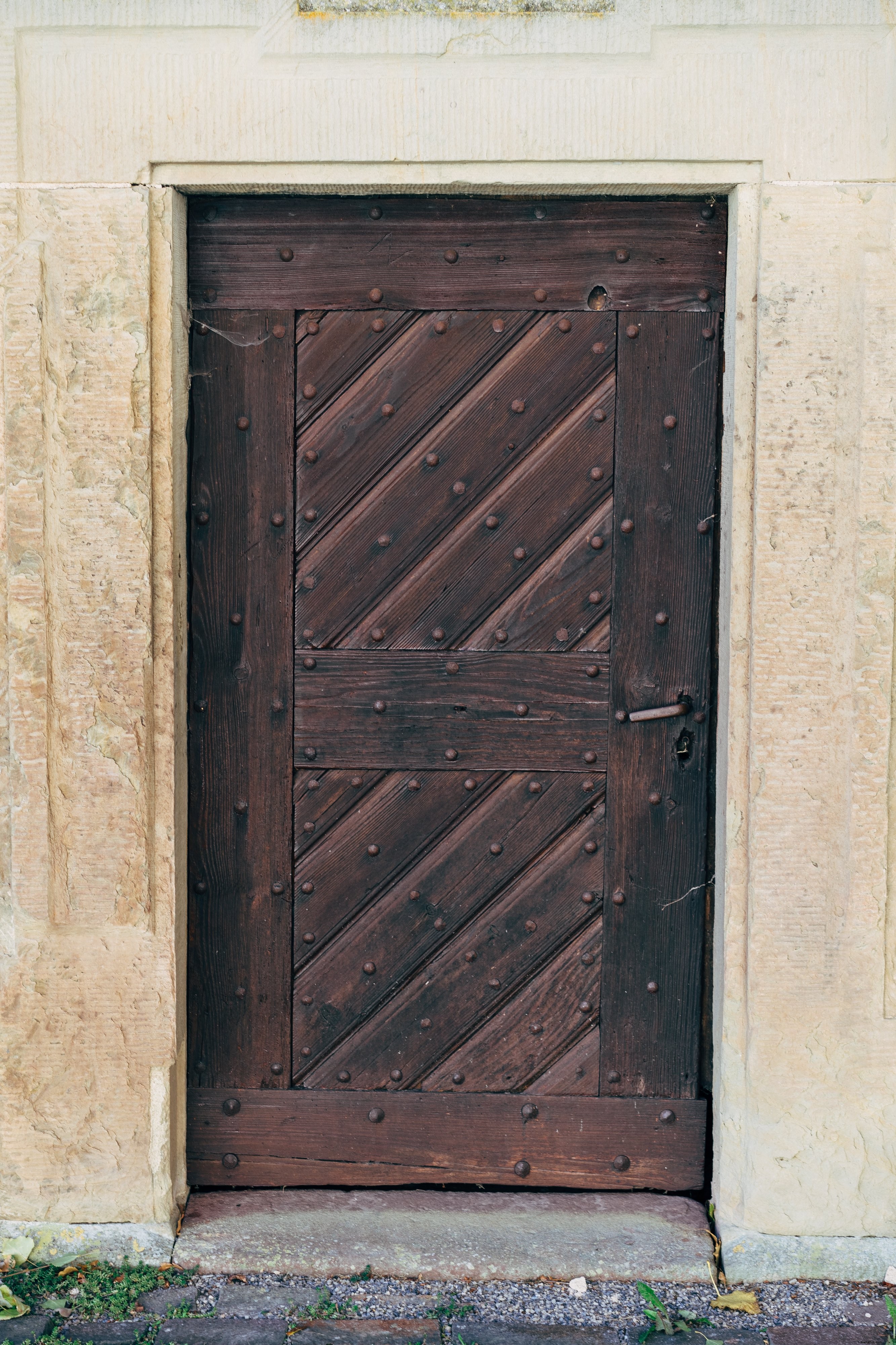 Porte en bois foncé décorée d une photo encadrée en blanc