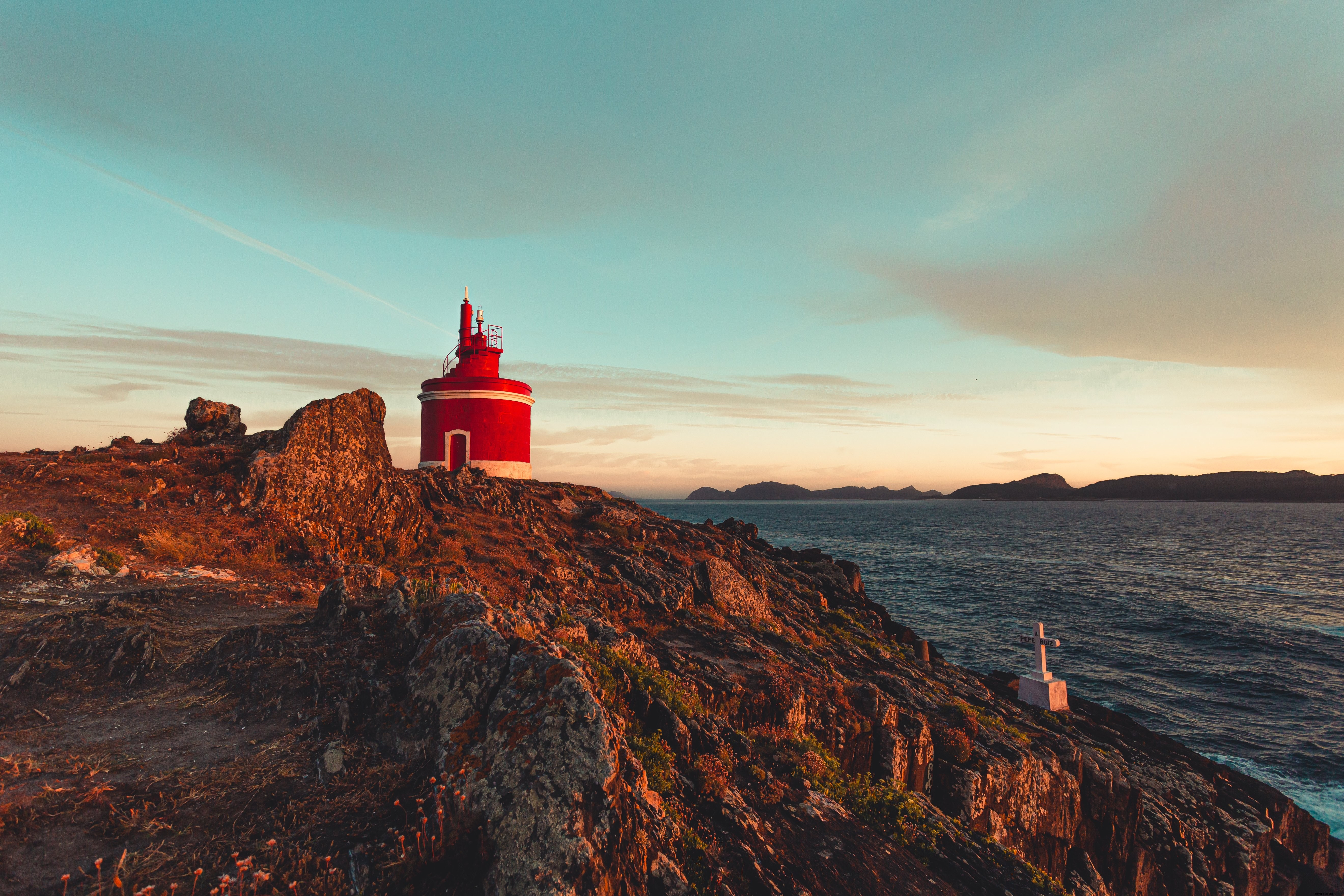 Photo d’un petit phare rouge au milieu des rochers