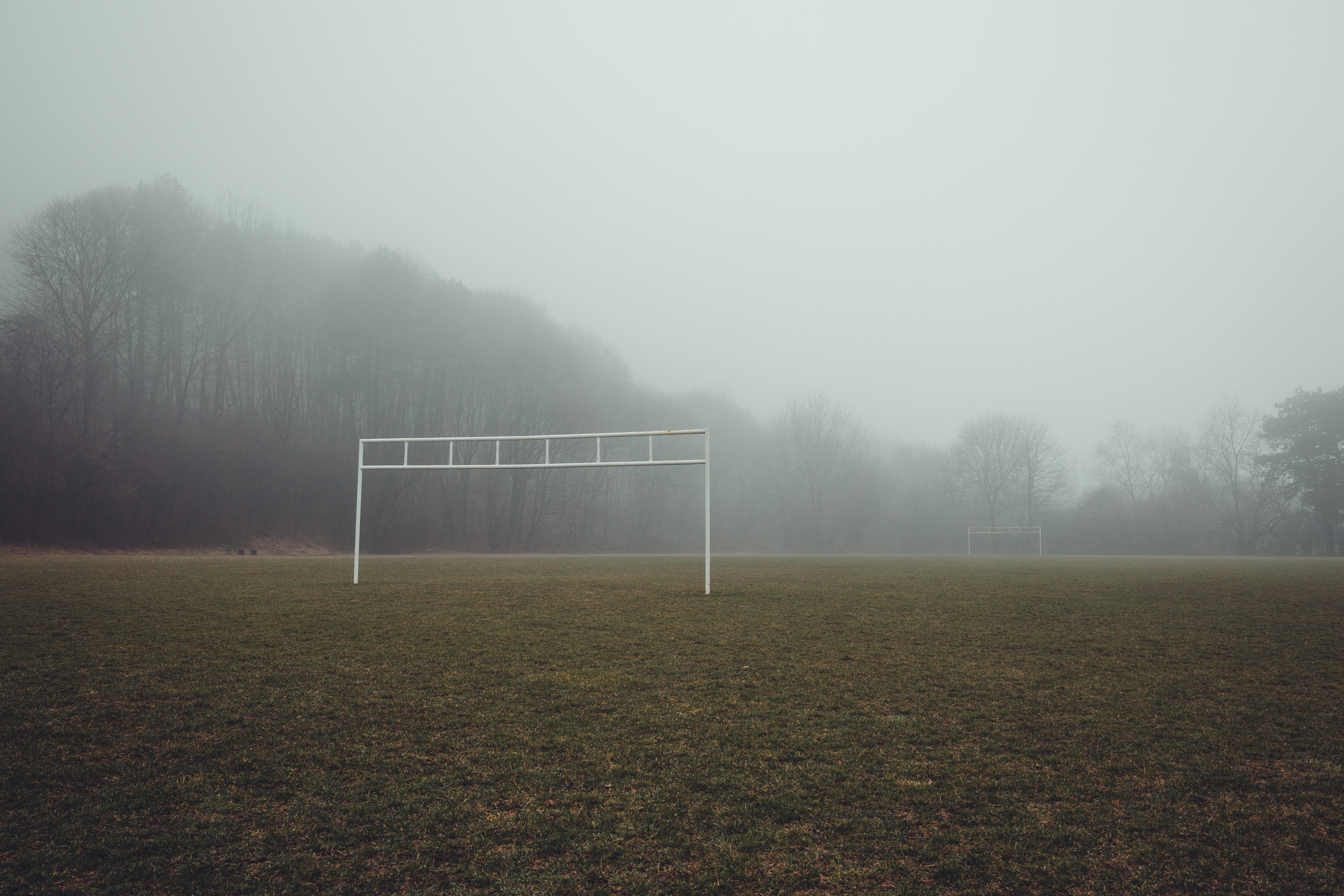 Photo d’un terrain de football enveloppé de brume