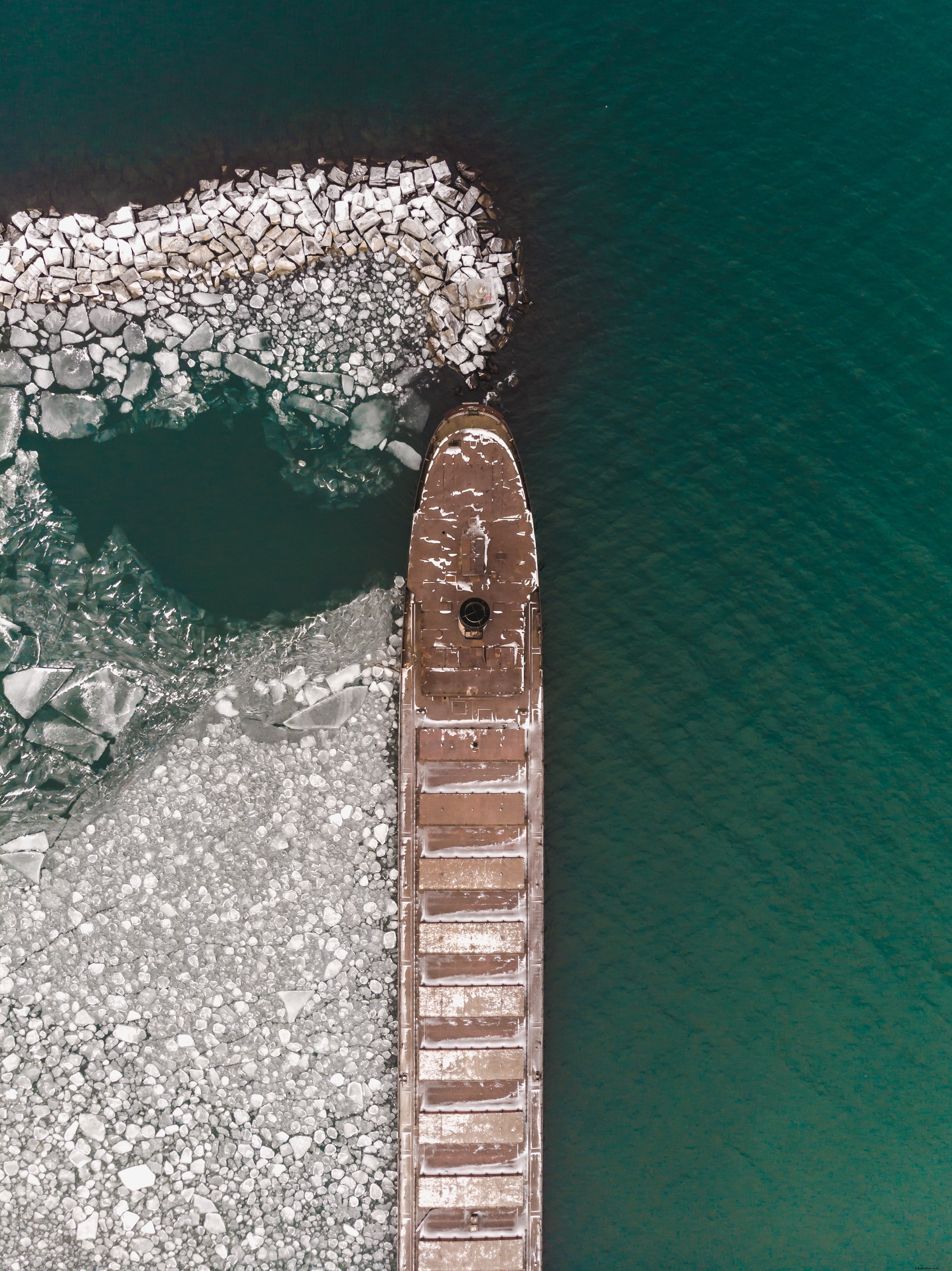 Vue aérienne d un navire entouré de glace – Photo