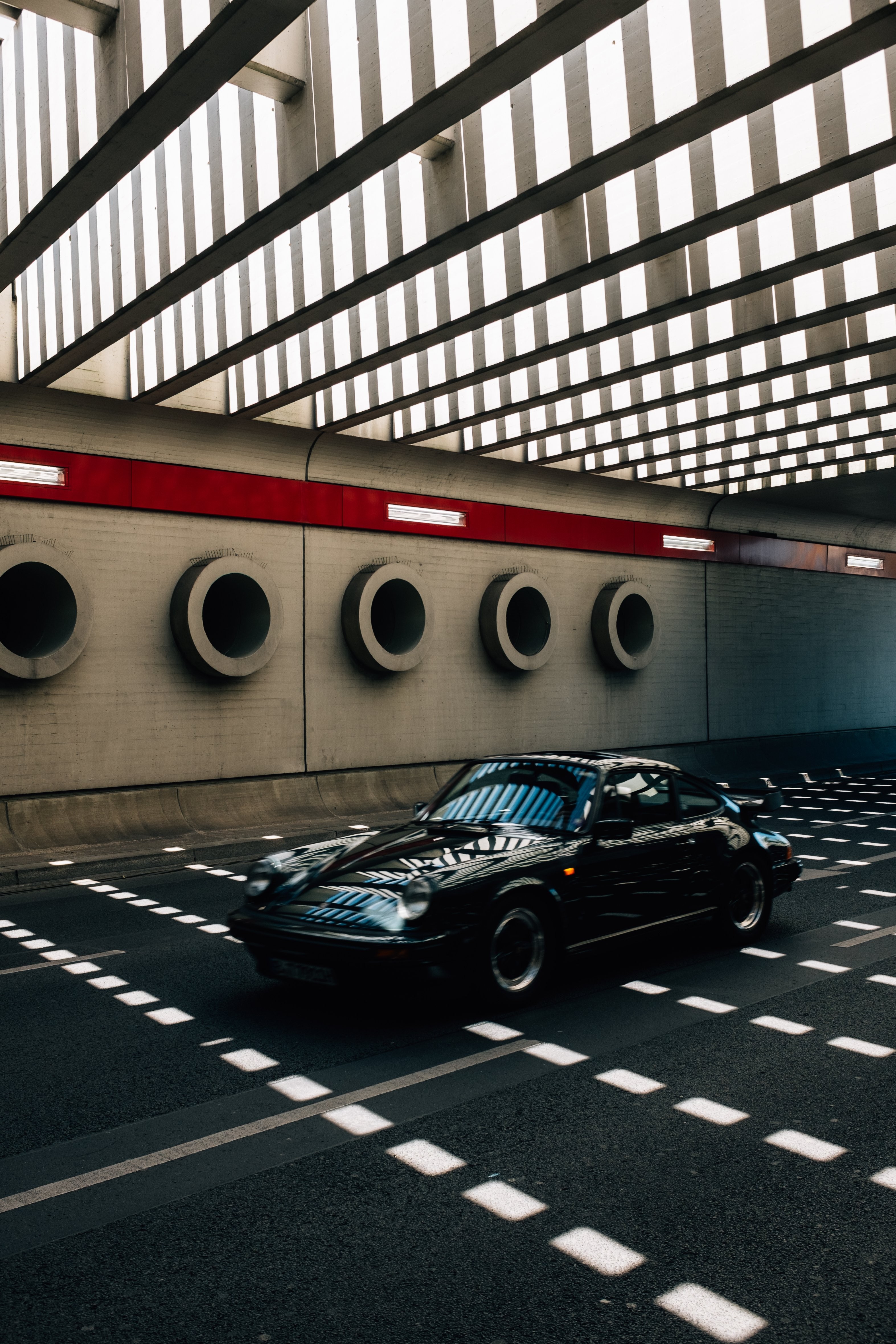 Photos de courses de voitures classiques dans un tunnel moderne