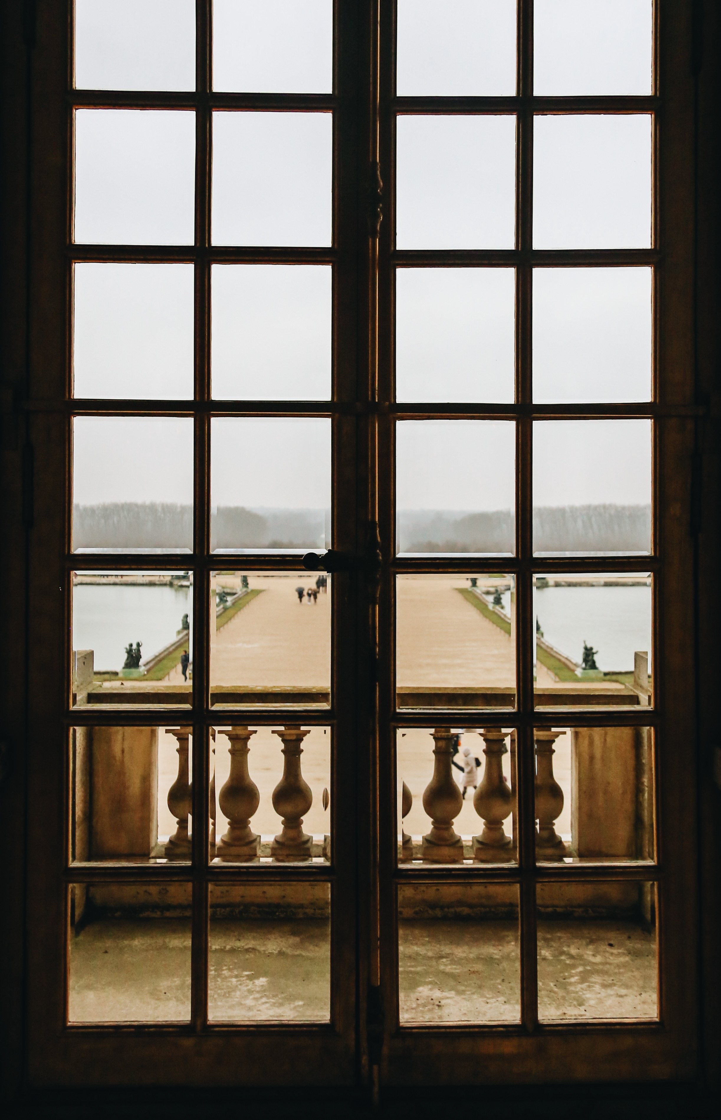 Portes françaises sur une photo de la cour