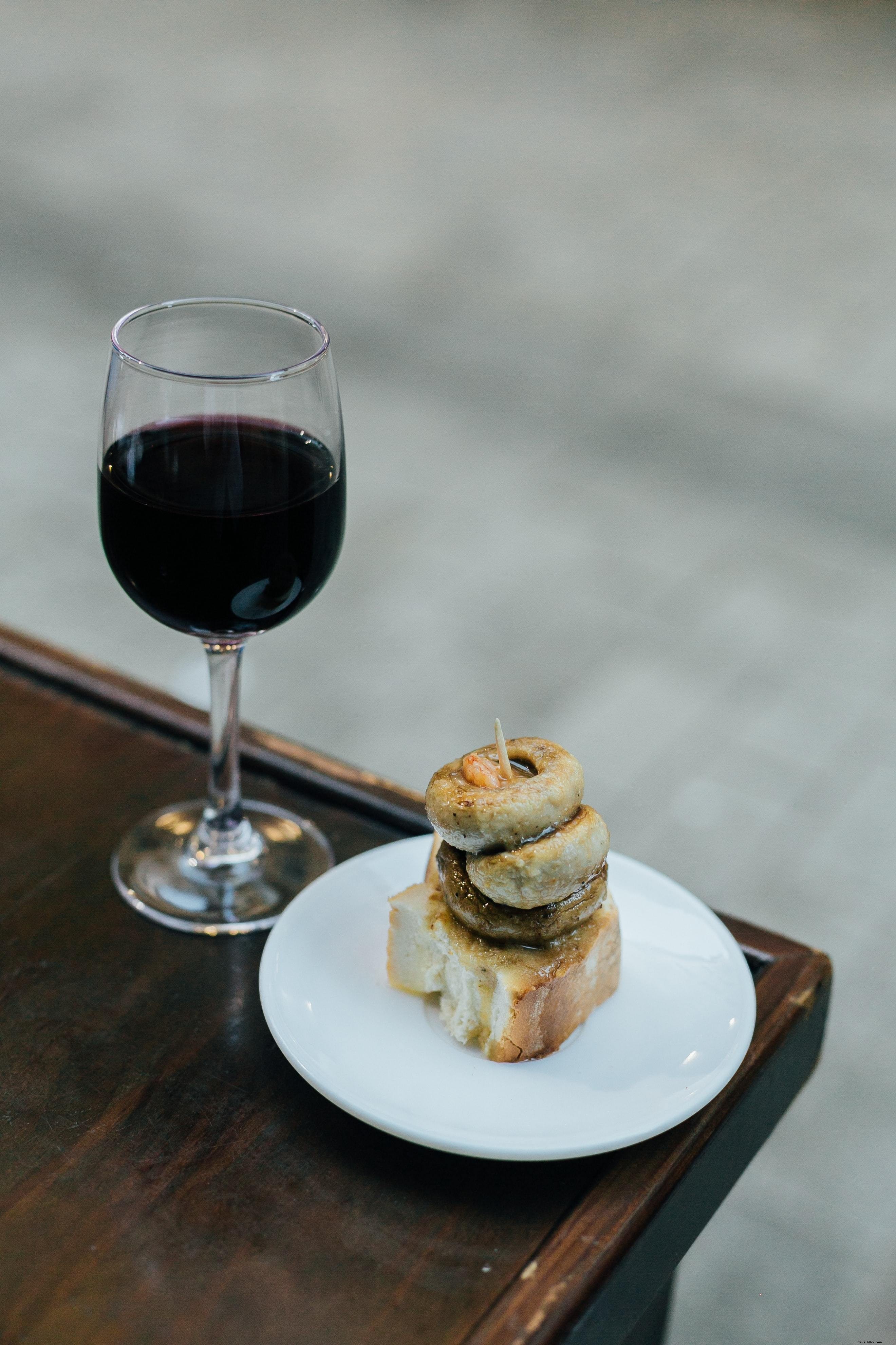 Photo de champignons accompagnés de vin rouge