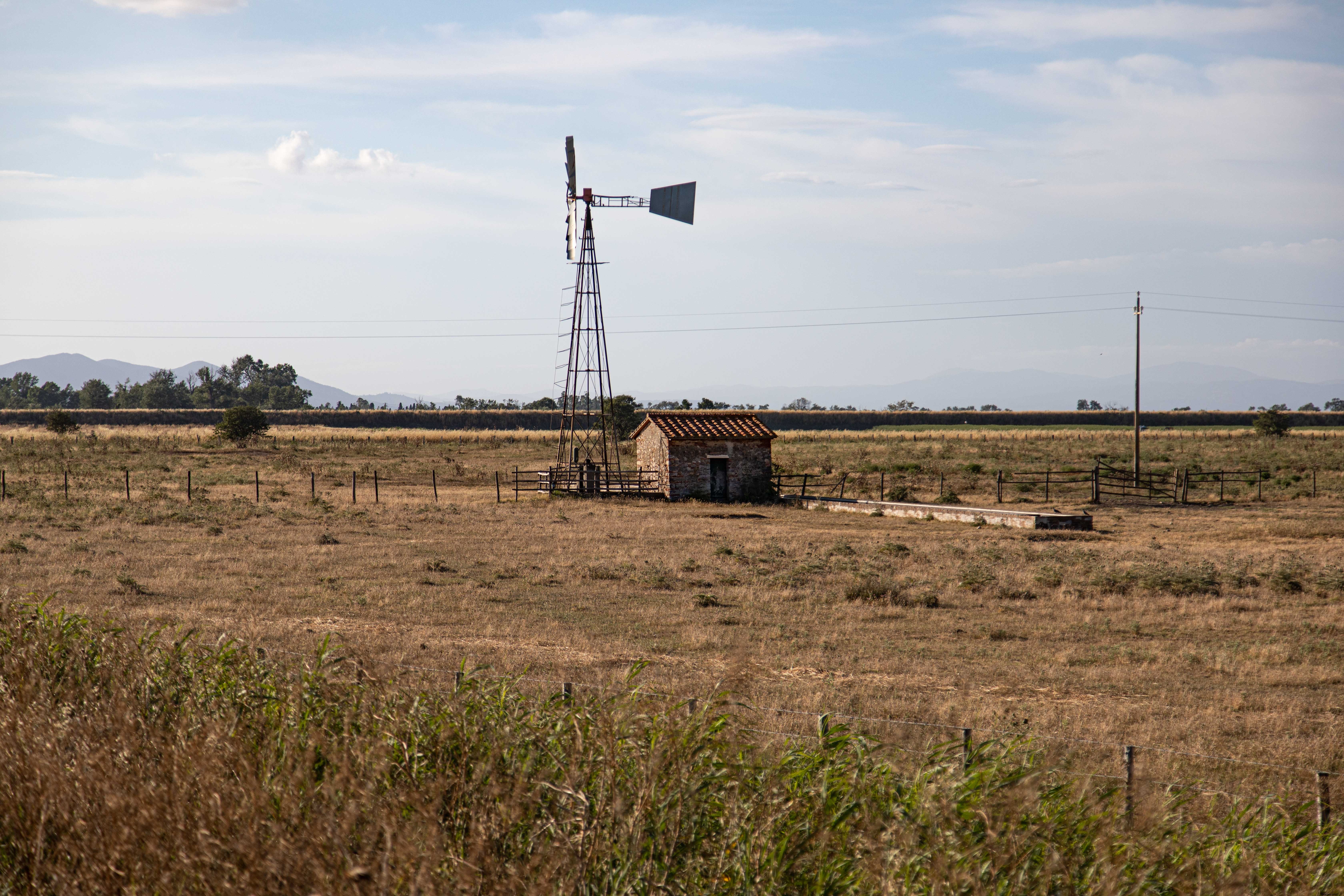 Moulin à vent rural – Photo de la maison