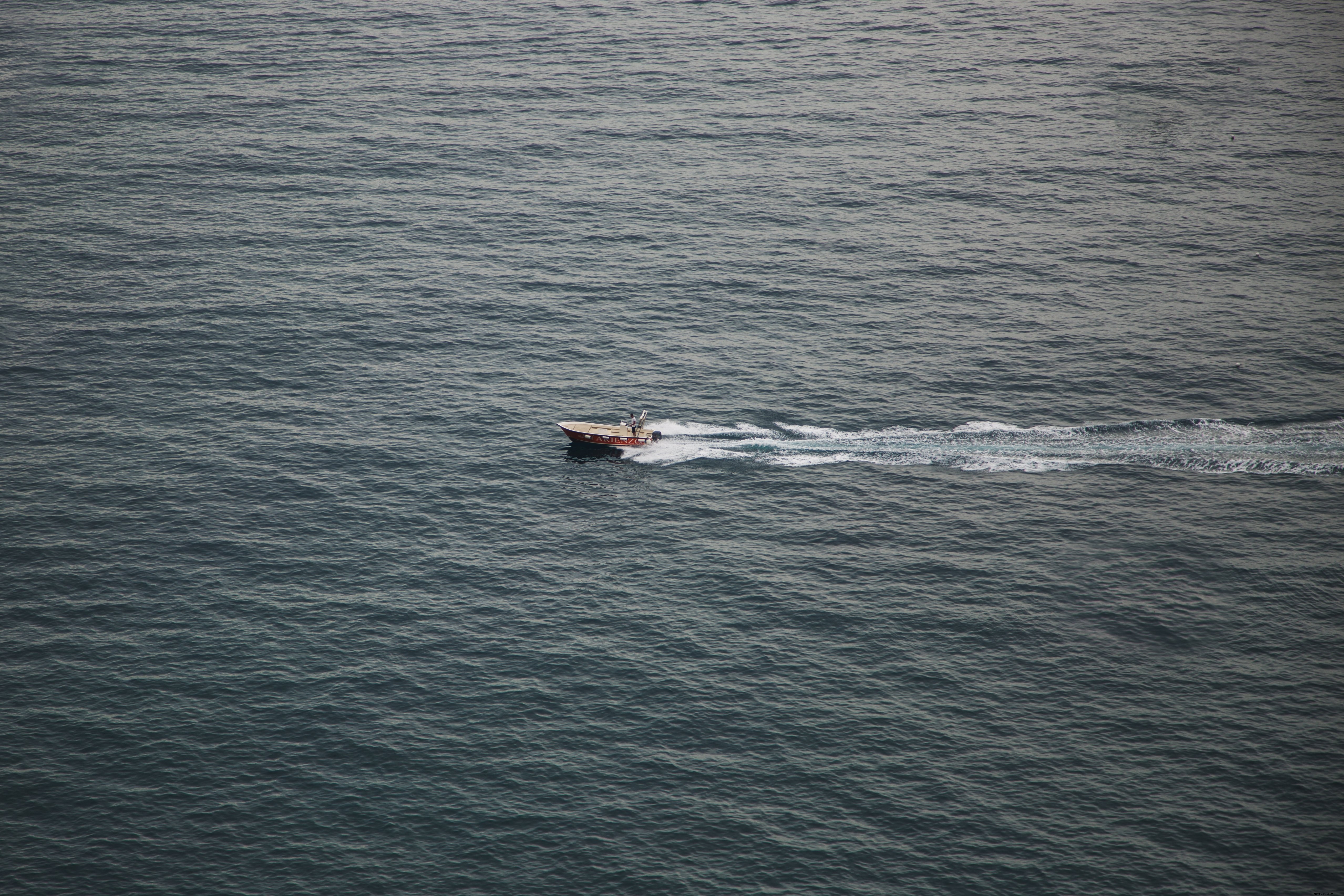 Photo d un bateau à vitesse unique sur l eau