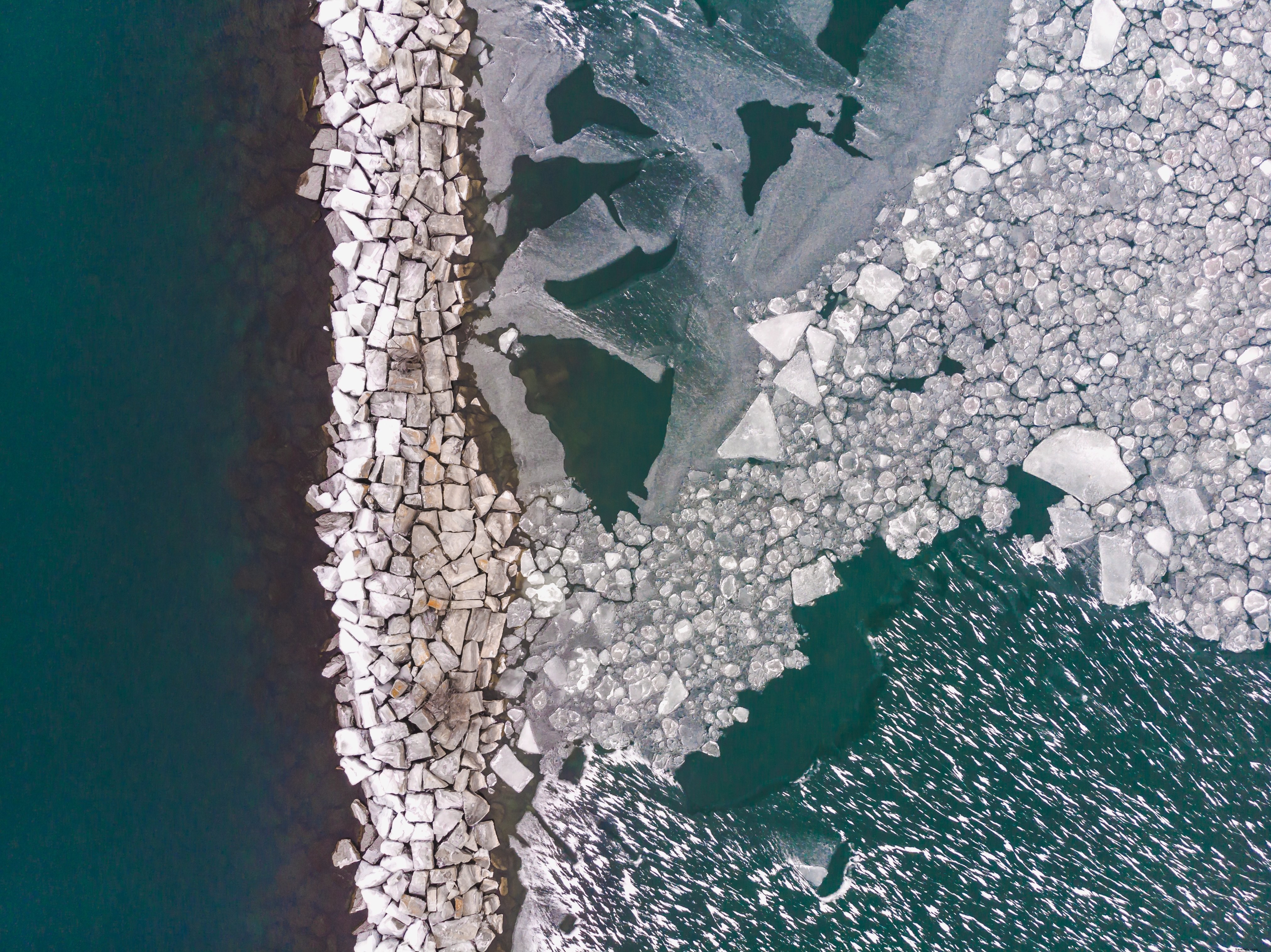 Photo : Rochers au bord de l eau, entourés de glace