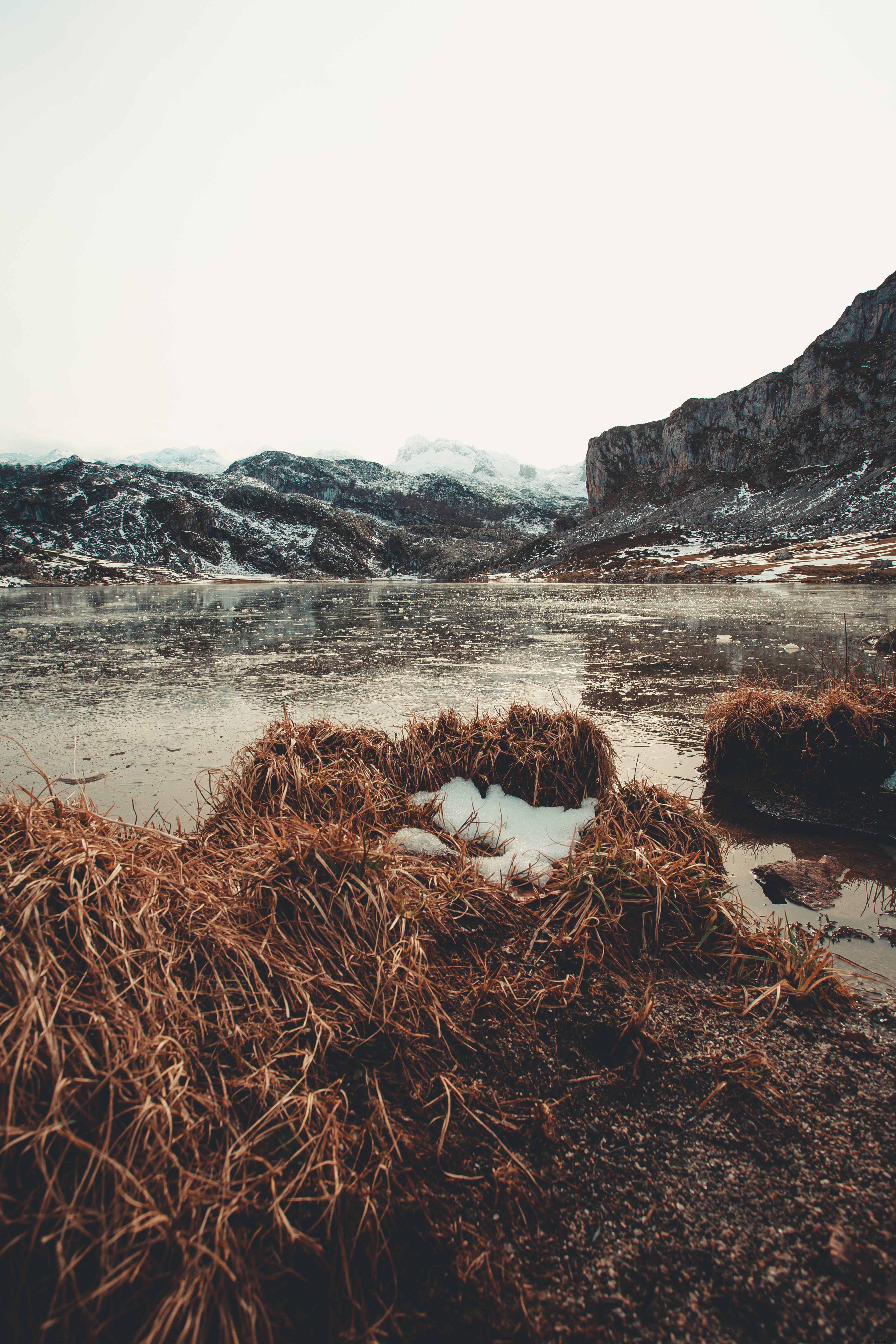 Lac gelé avant la prise de vue des montagnes enneigées