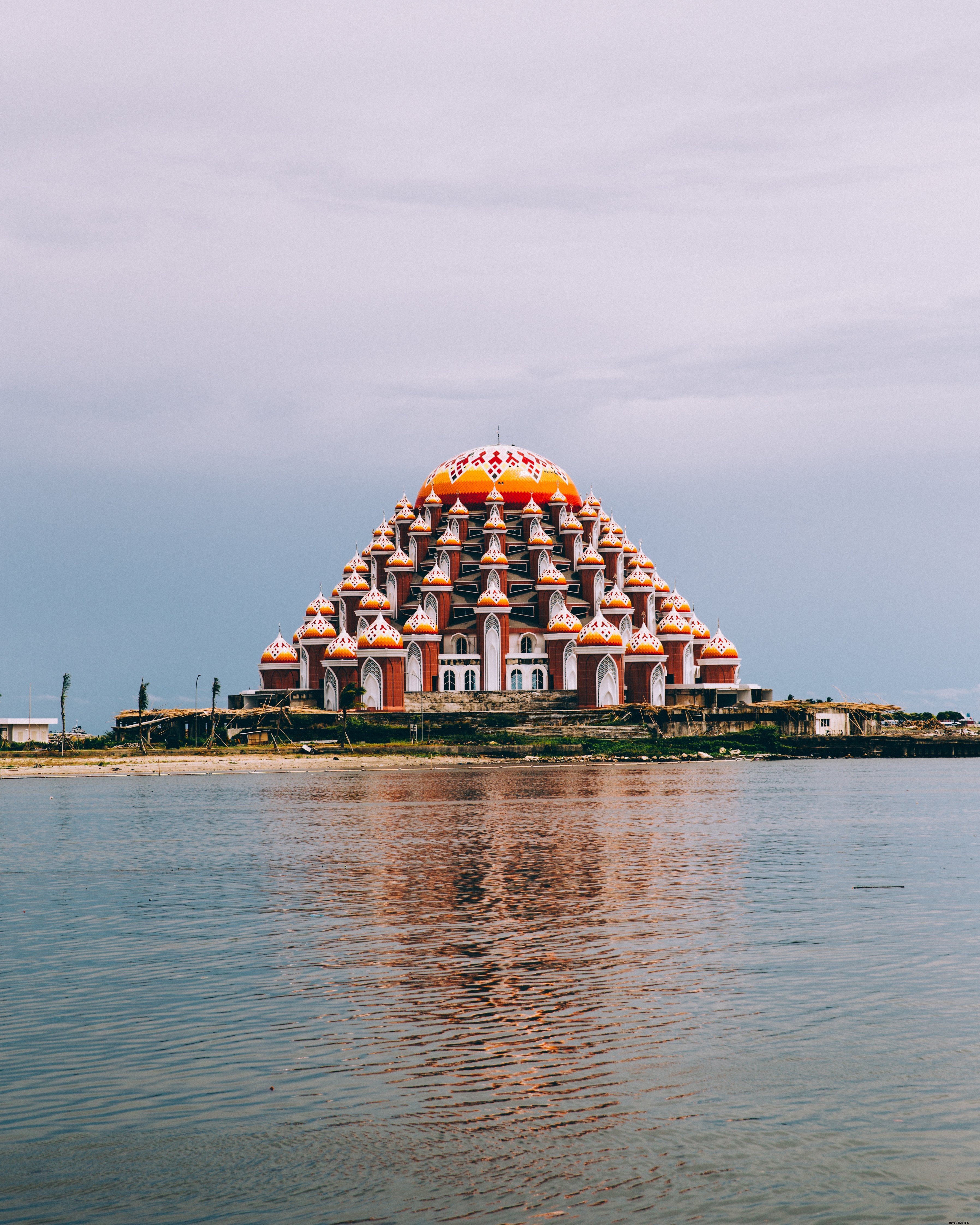 Temple au bord de l eau se reflète dans l eau
