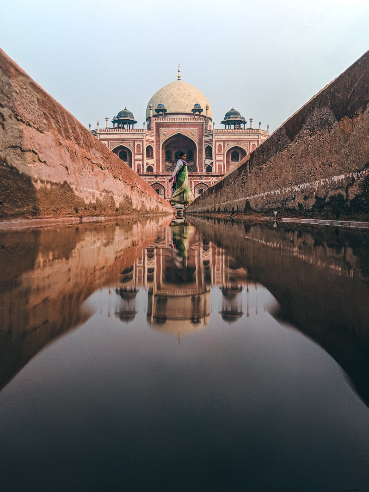 Le reflet du Taj Mahal dans l eau d un canal étroit