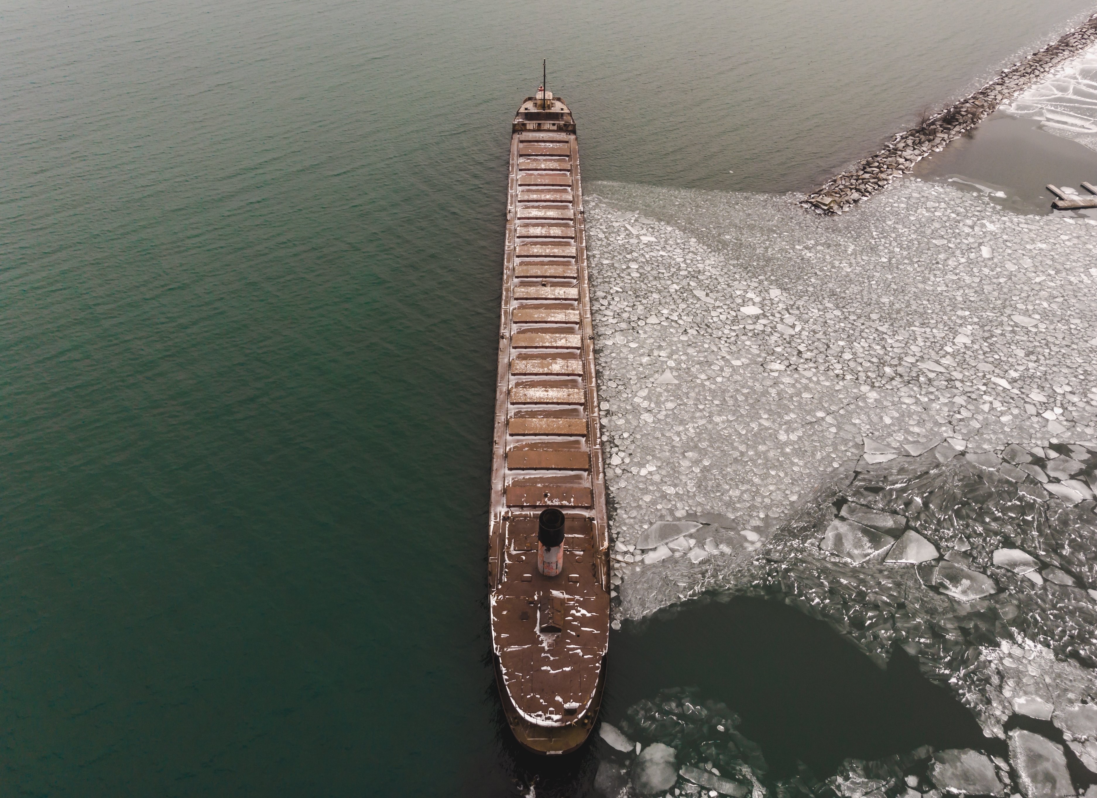 Photo : un navire empêche la glace de s envoler