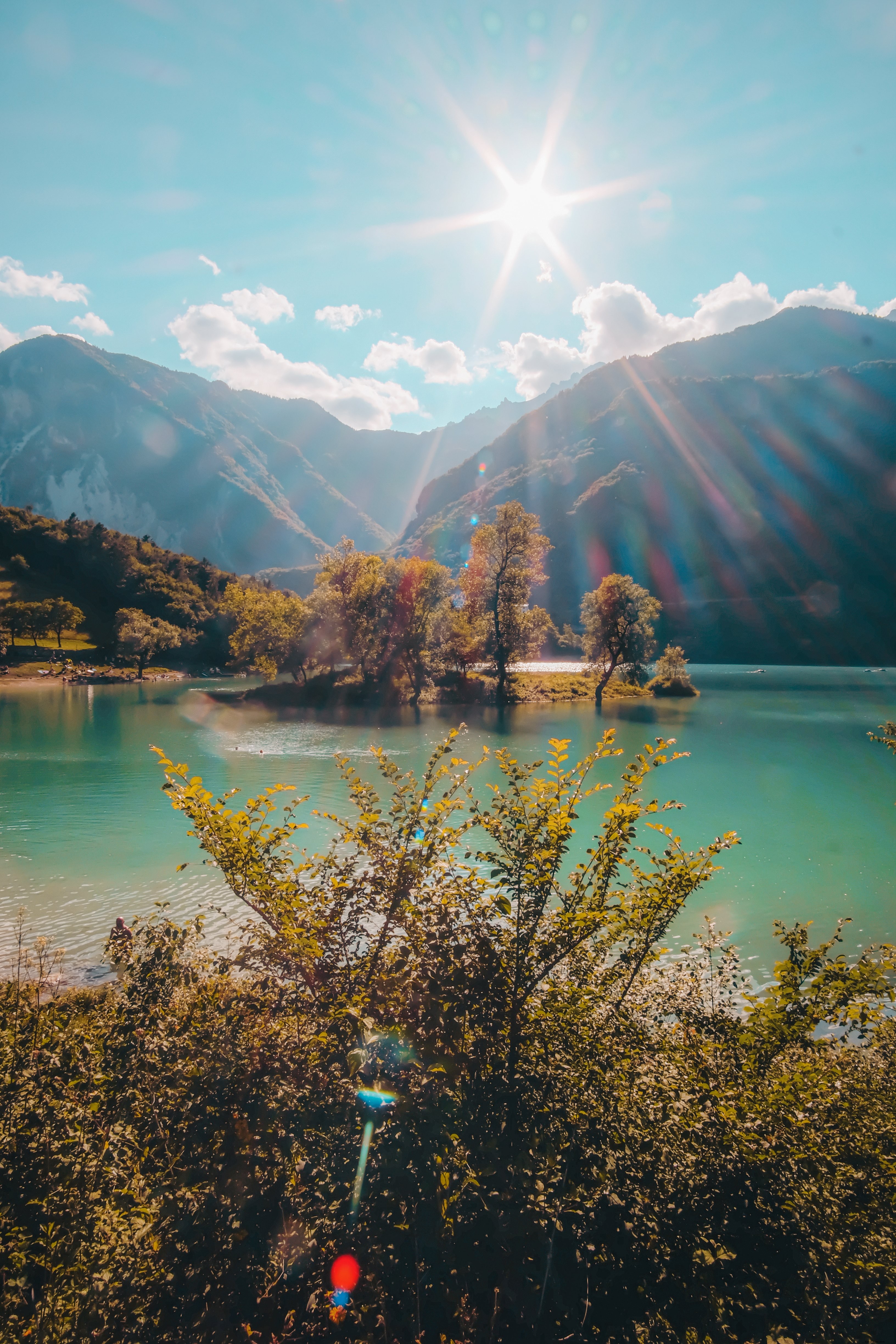 Éclat solaire sur les crêtes et photo du lac Still