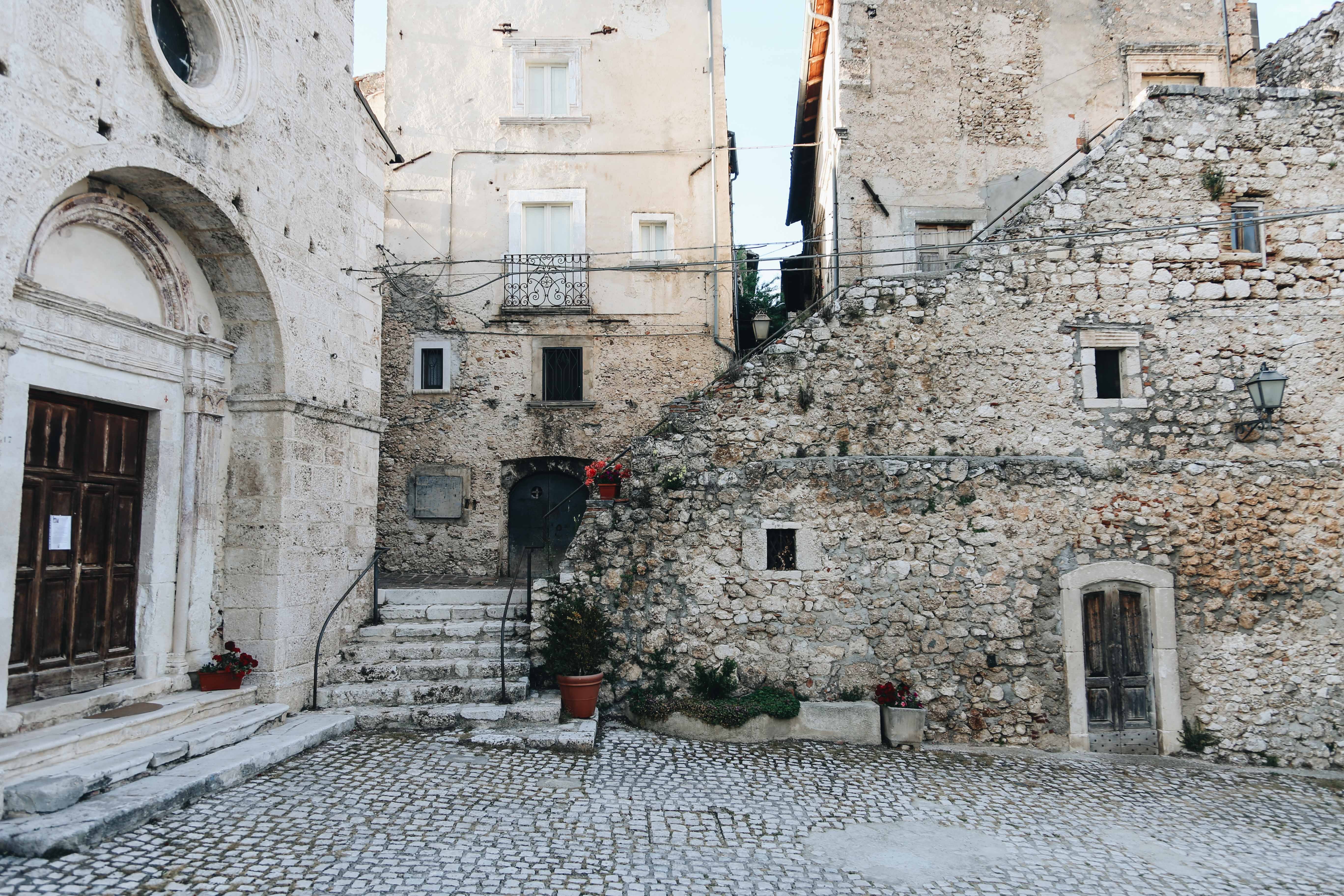 Photo d une cour en pierre entourée de bâtiments