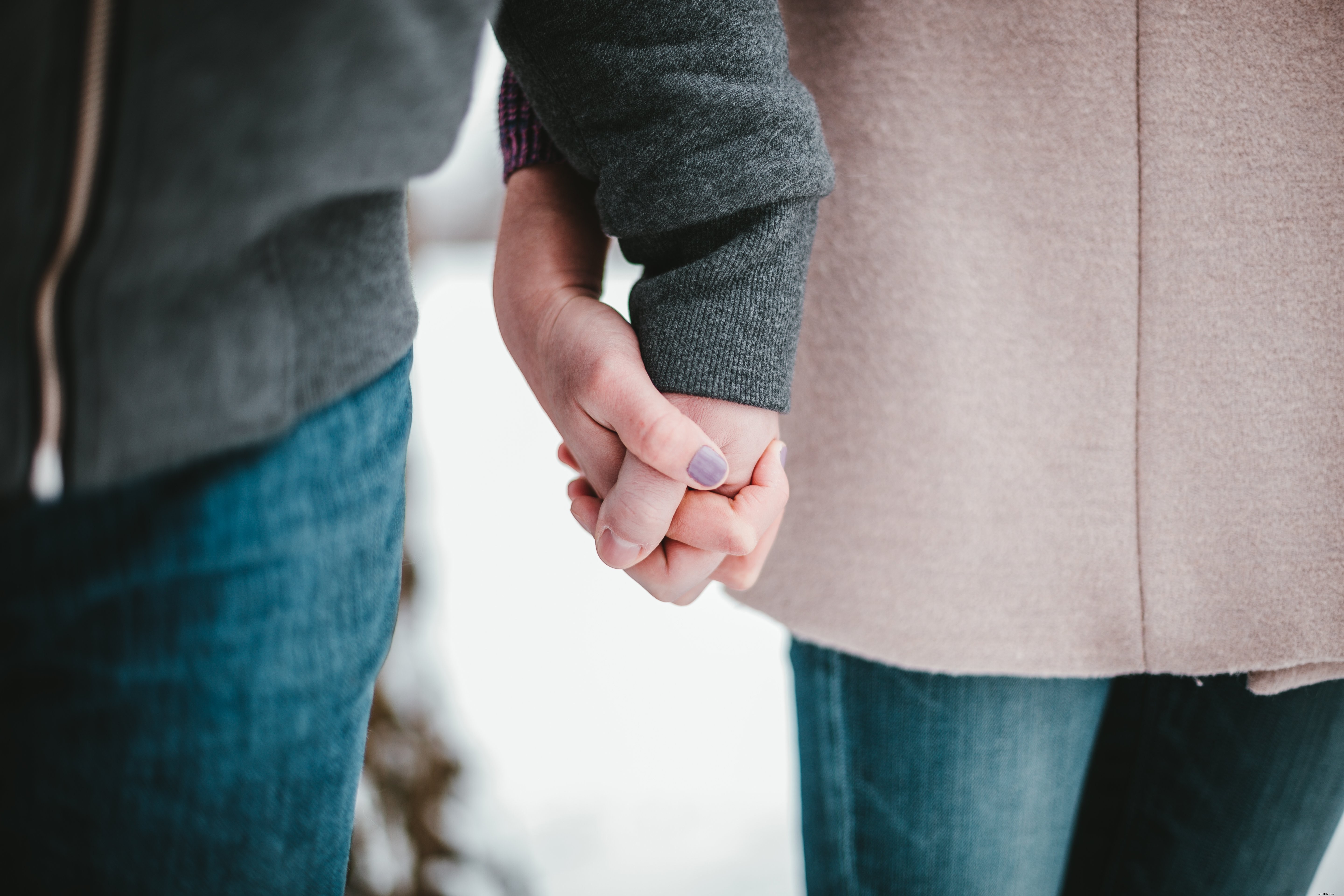 Un couple se tenant la main lors d une séance photo d hiver