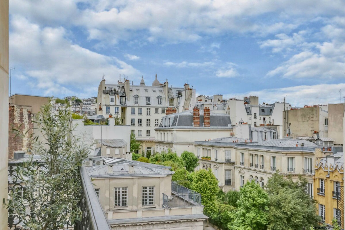 Un invité pénètre un bar (et une chambre) à Paris…