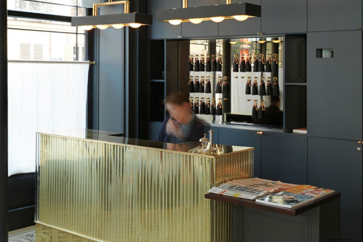 Un invité pénètre un bar (et une chambre) à Paris…