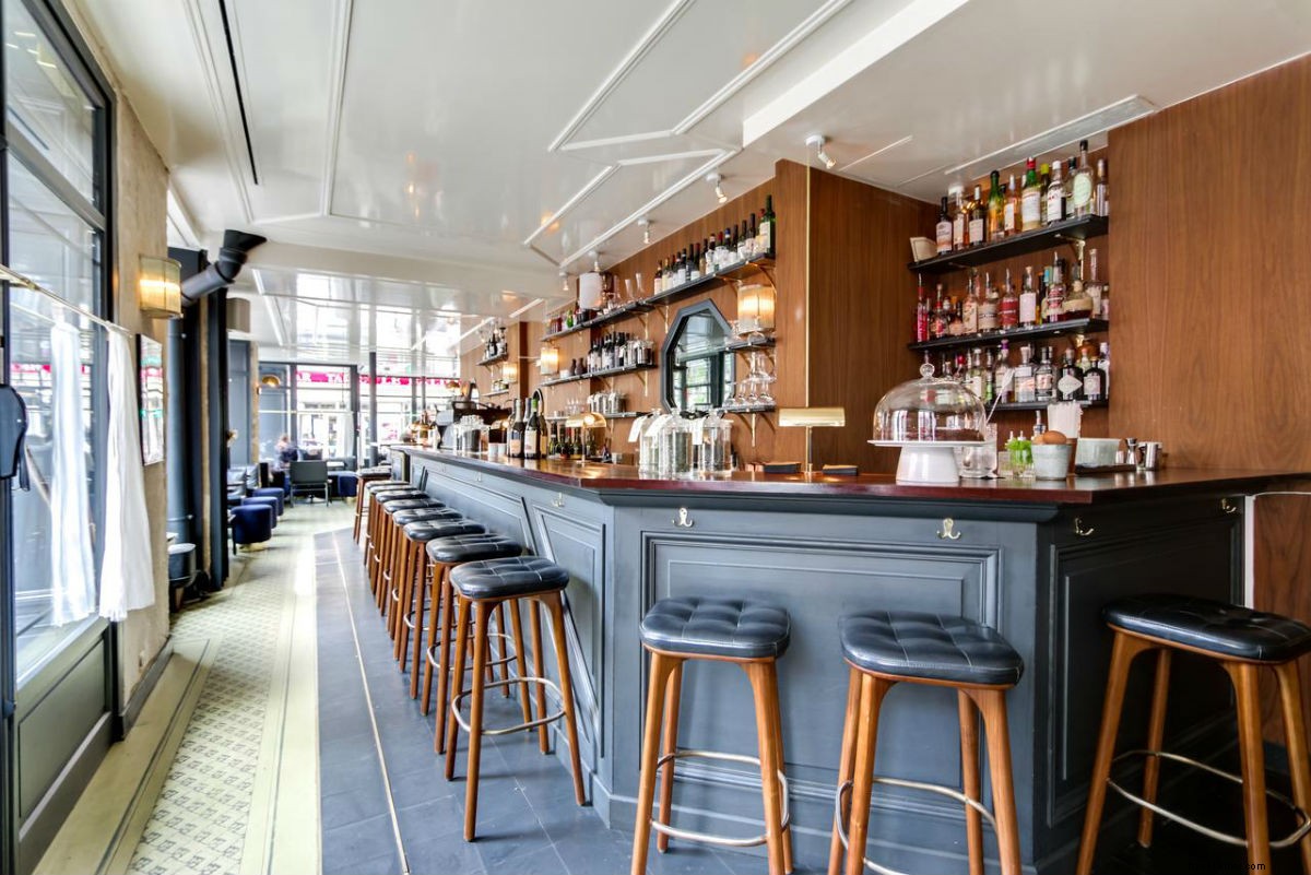 Un invité pénètre un bar (et une chambre) à Paris…