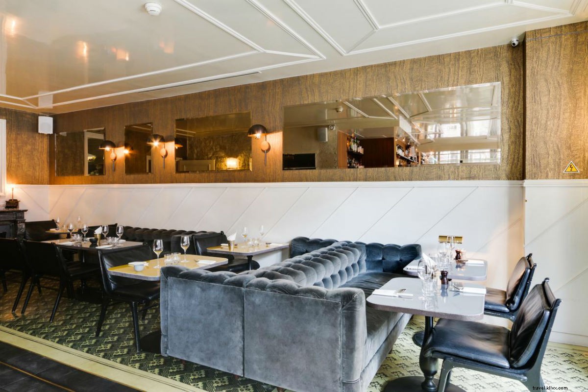 Un invité pénètre un bar (et une chambre) à Paris…