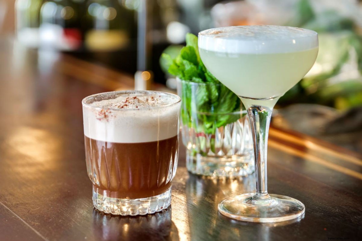 Un invité pénètre un bar (et une chambre) à Paris…