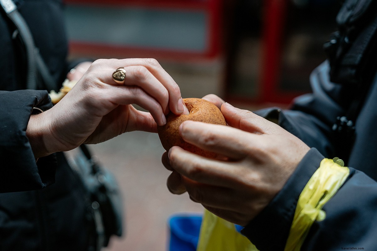 Ces visites gastronomiques de rue vous conduisent dans des lieux méconnus, à l instar du cœur des reines