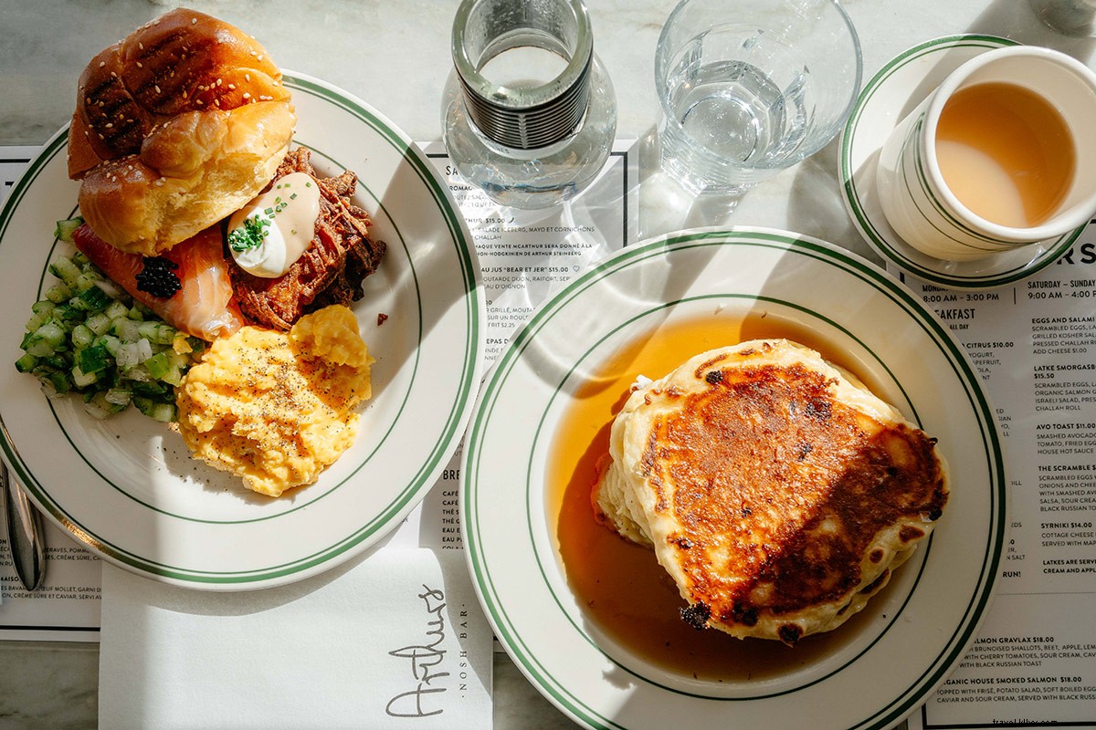 À Arthurs Nosh Bar, le restaurant juif de Montréal, goûtez les crêpes