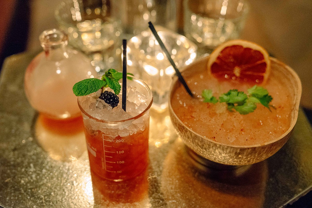 Atwater Cocktail Club : le speakeasy le plus élégant de Montréal, caché dans une ruelle sombre