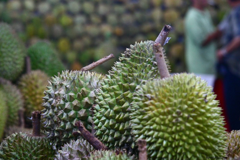 Vaincu par le roi des fruits : mon aventure avec le durian à Singapour