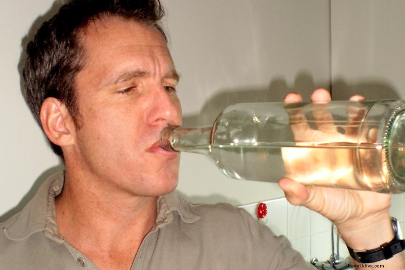 Une gorgée d une bouteille mystérieuse