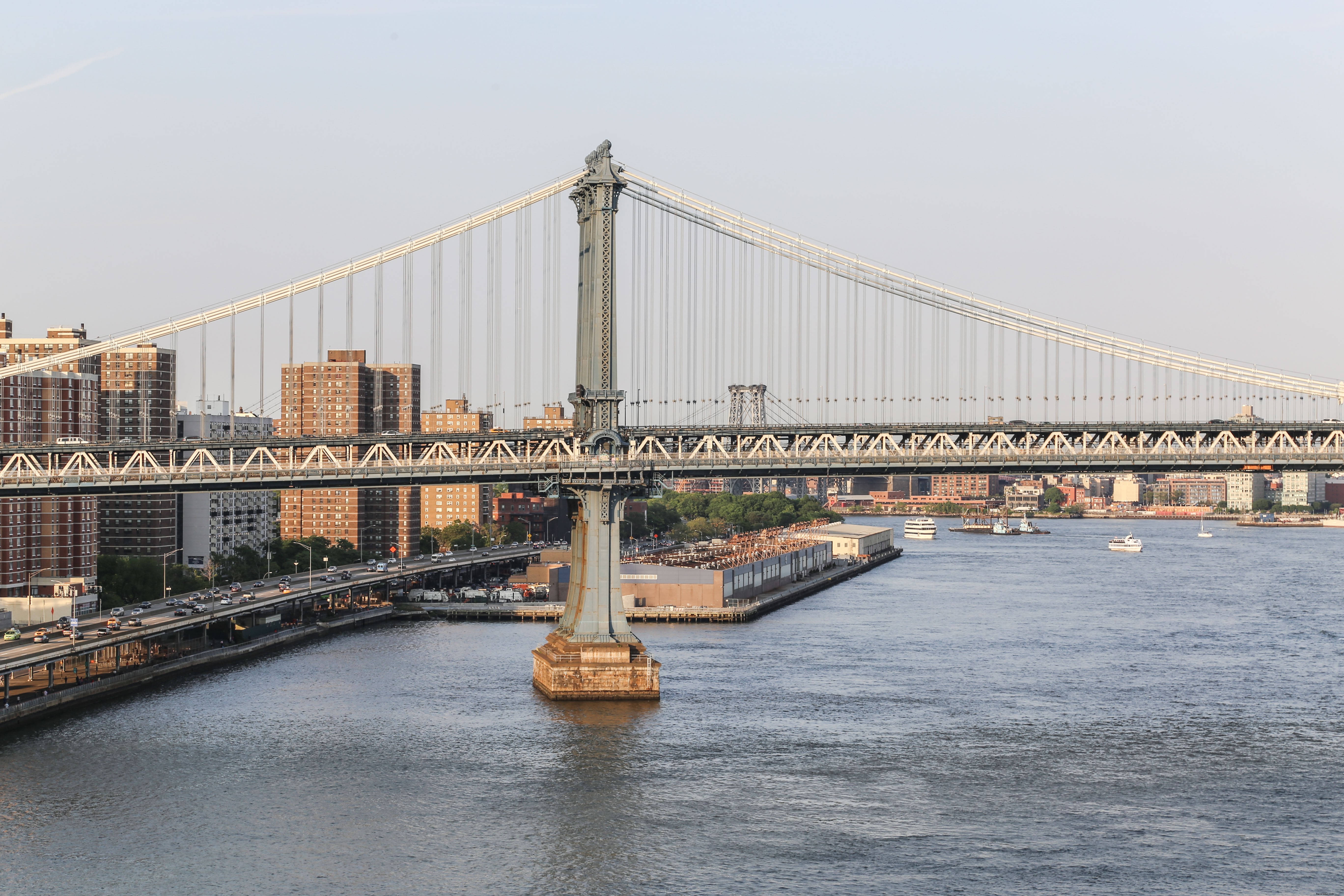 Photo d un pont en acier surplombant l eau