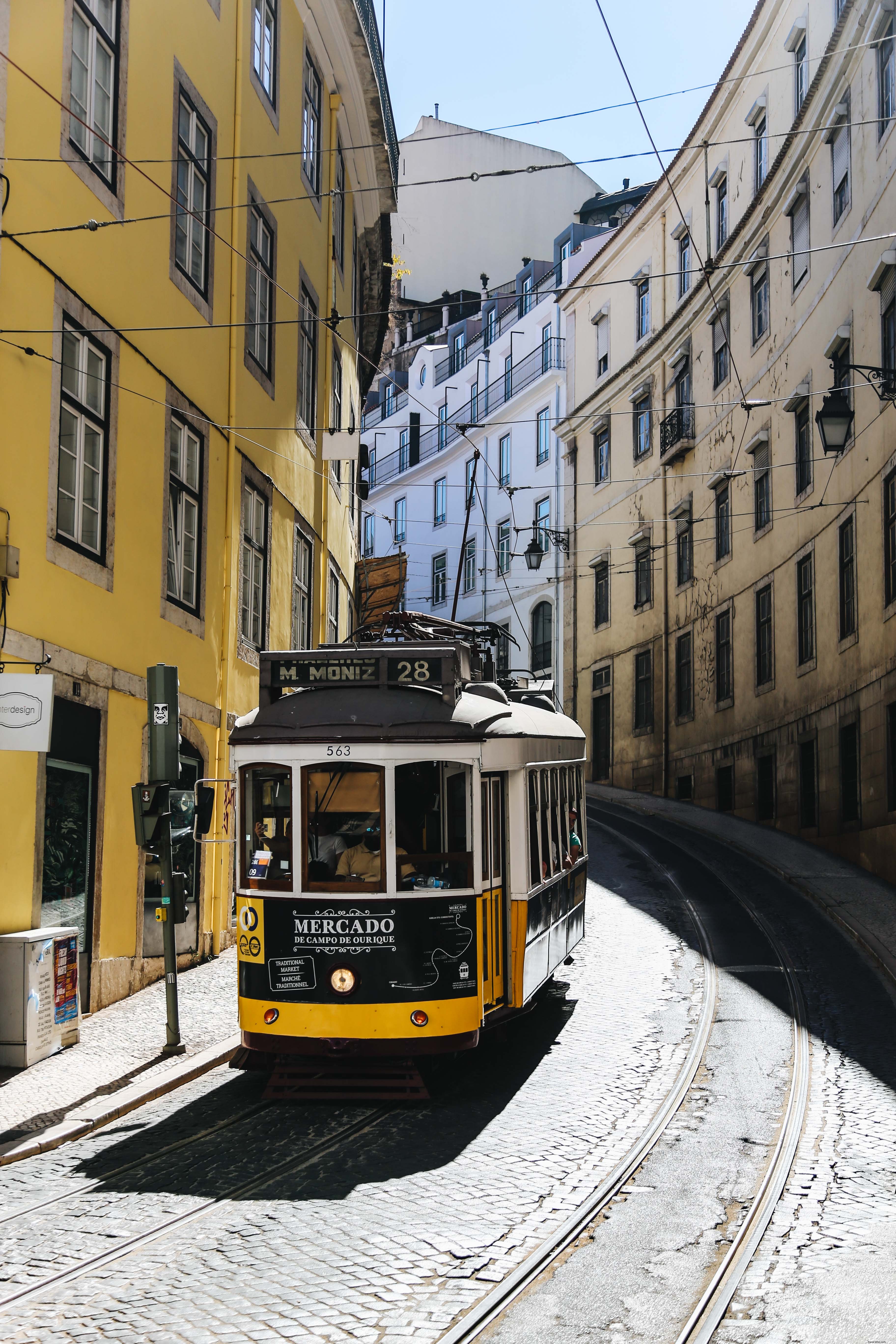 Photo du tramway sur la route sinueuse de Lisbonne