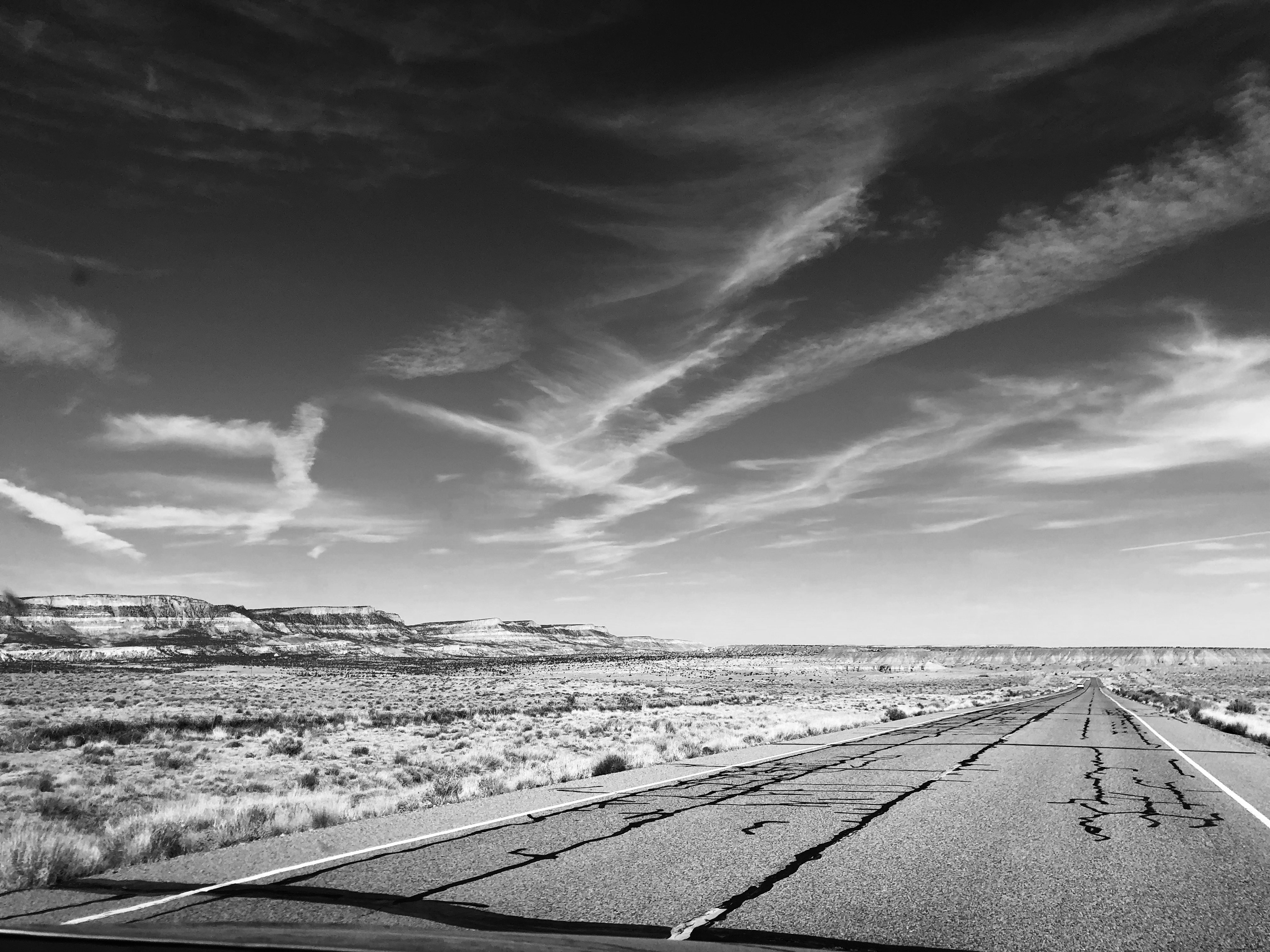 Photo d’une autoroute fissurée sous le soleil du désert