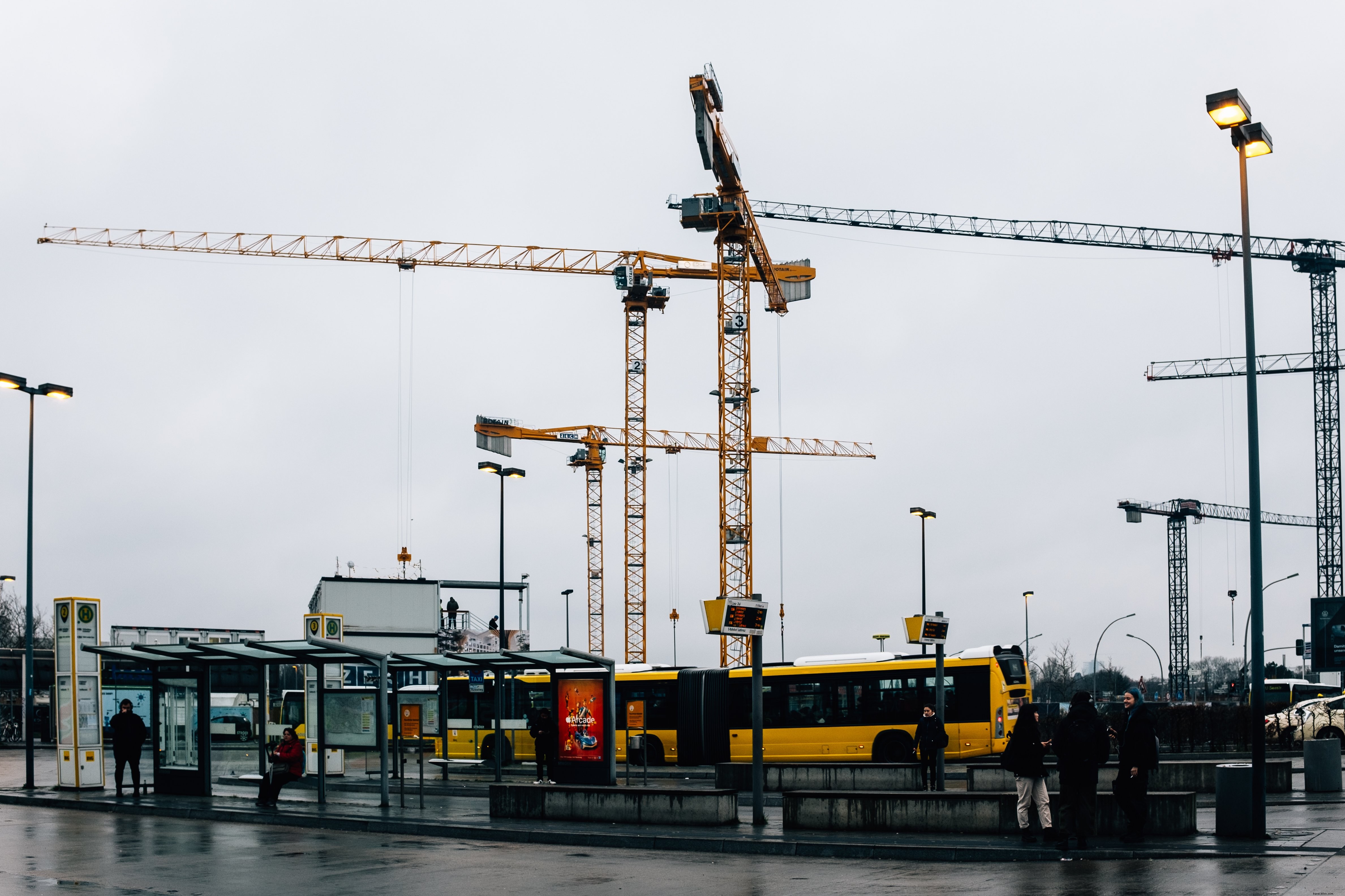 Des grues surplombent les bus