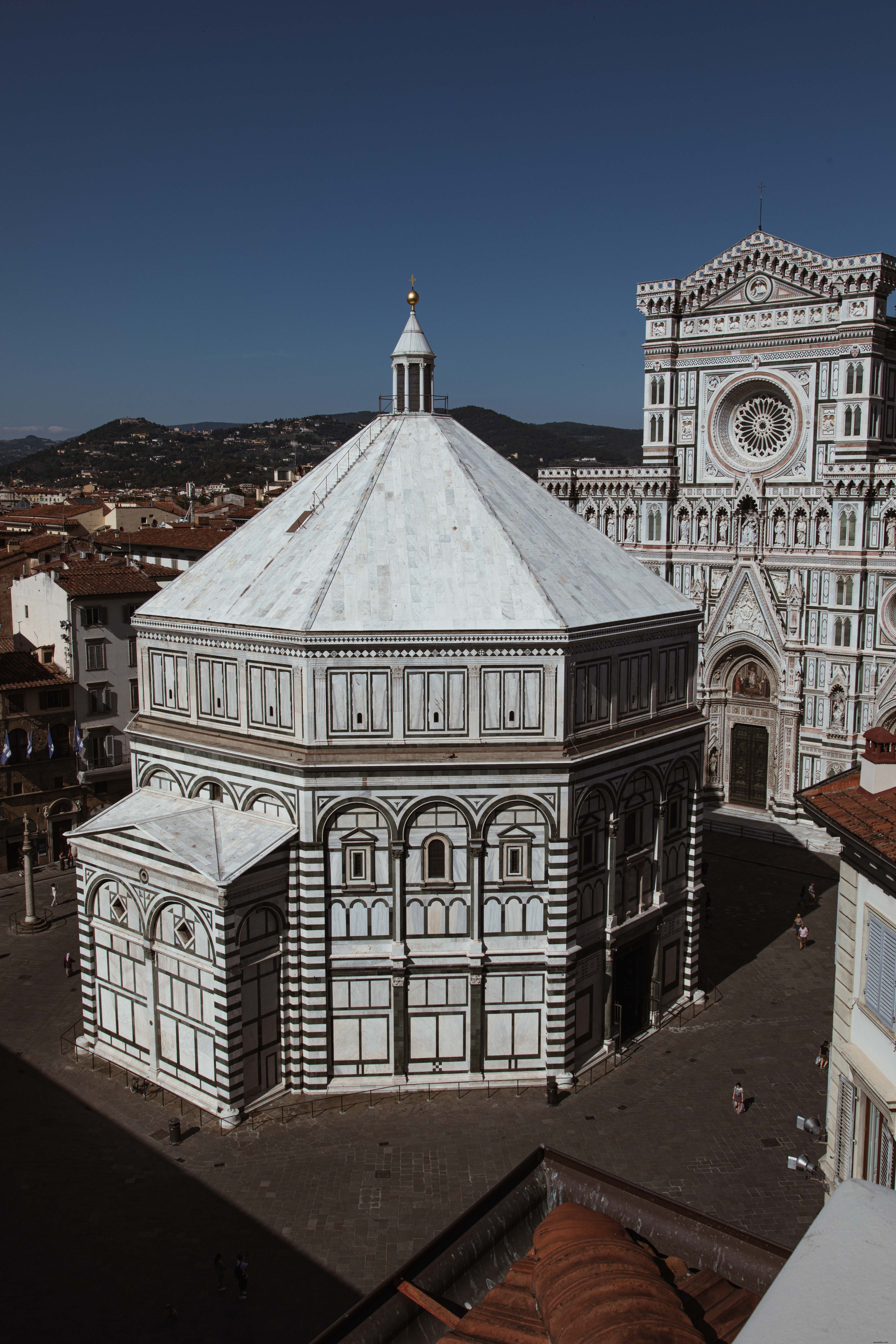 Vue en angle d’une cathédrale italienne sous un ciel bleu
